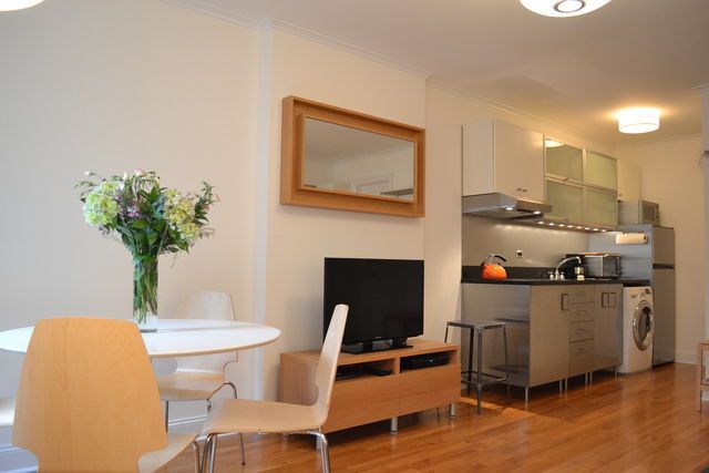 1 bedroom apartment with gym and balcony, pet friendly in 380-390 Everett Avenue Palo Alto, CA 94301 — photo 2