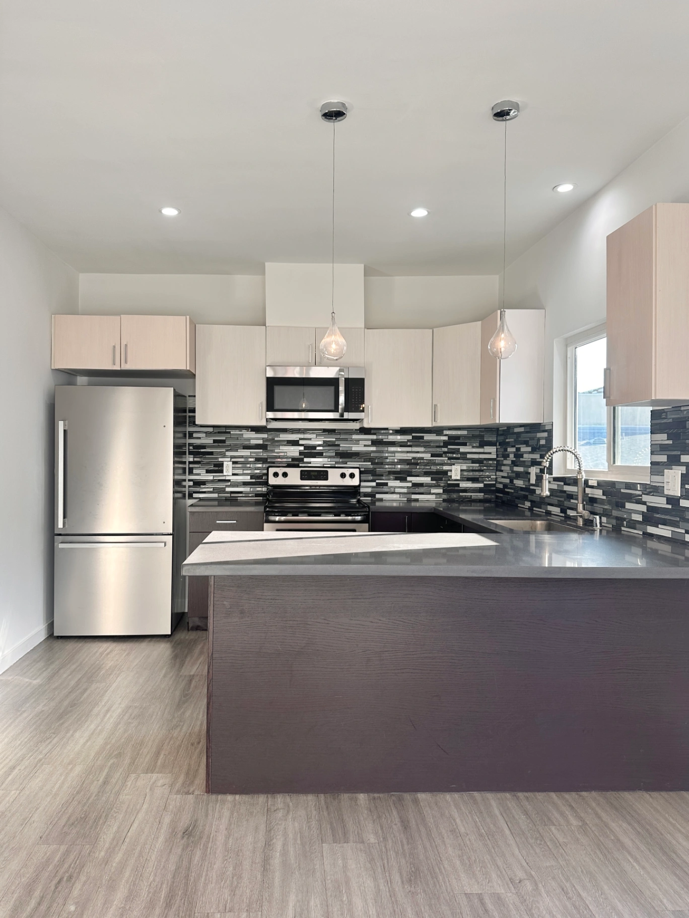 2 bedroom apartment with balcony and gym, pet friendly in 7224 Hillside Ave, Unit 29 Los Angeles, CA 90046 — photo 2