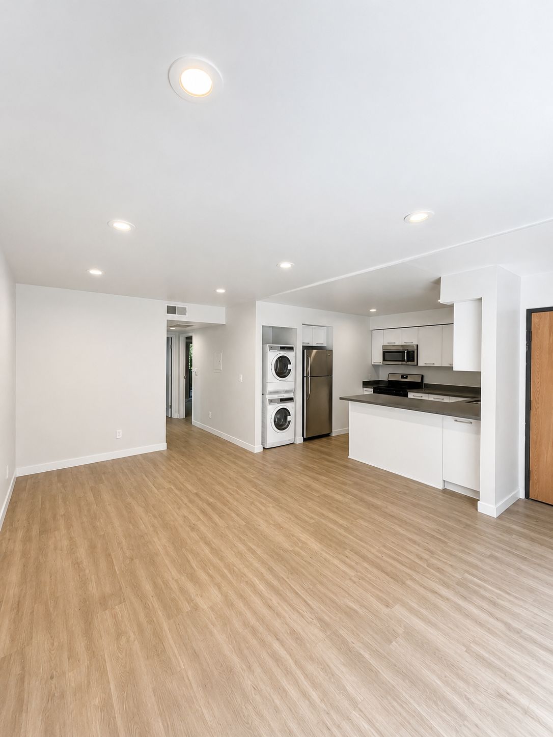 2 bedroom apartment with balcony in 810 Crenshaw Blvd, Unit 3 Los Angeles, CA 90005 — photo 4