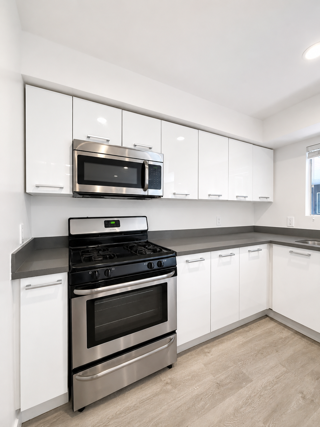 2 bedroom apartment with balcony in 810 Crenshaw Blvd, Unit 3 Los Angeles, CA 90005 — photo 5