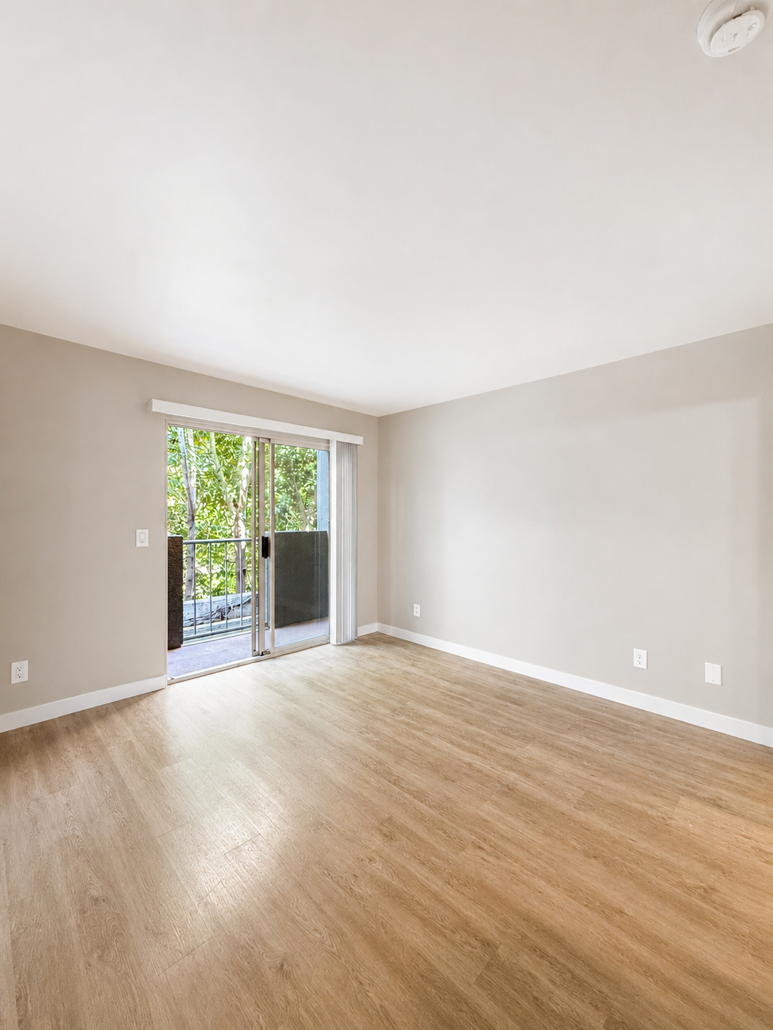 2 bedroom apartment with balcony in 810 Crenshaw Blvd, Unit 3 Los Angeles, CA 90005 — photo 2