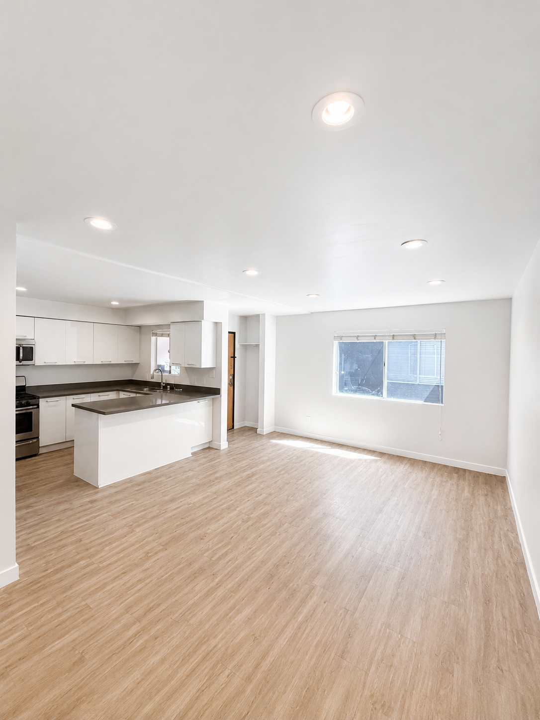 2 bedroom apartment with balcony, pet friendly in 810 Crenshaw Blvd, Unit 3 Los Angeles, CA 90005 — photo 7