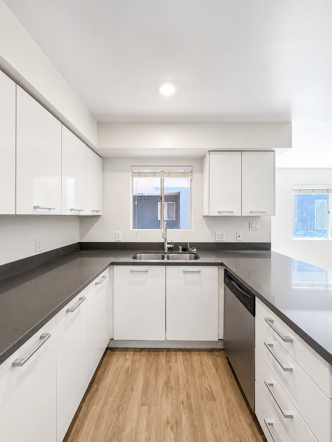 2 bedroom apartment with balcony, pet friendly in 810 Crenshaw Blvd, Unit 3 Los Angeles, CA 90005 — photo 5