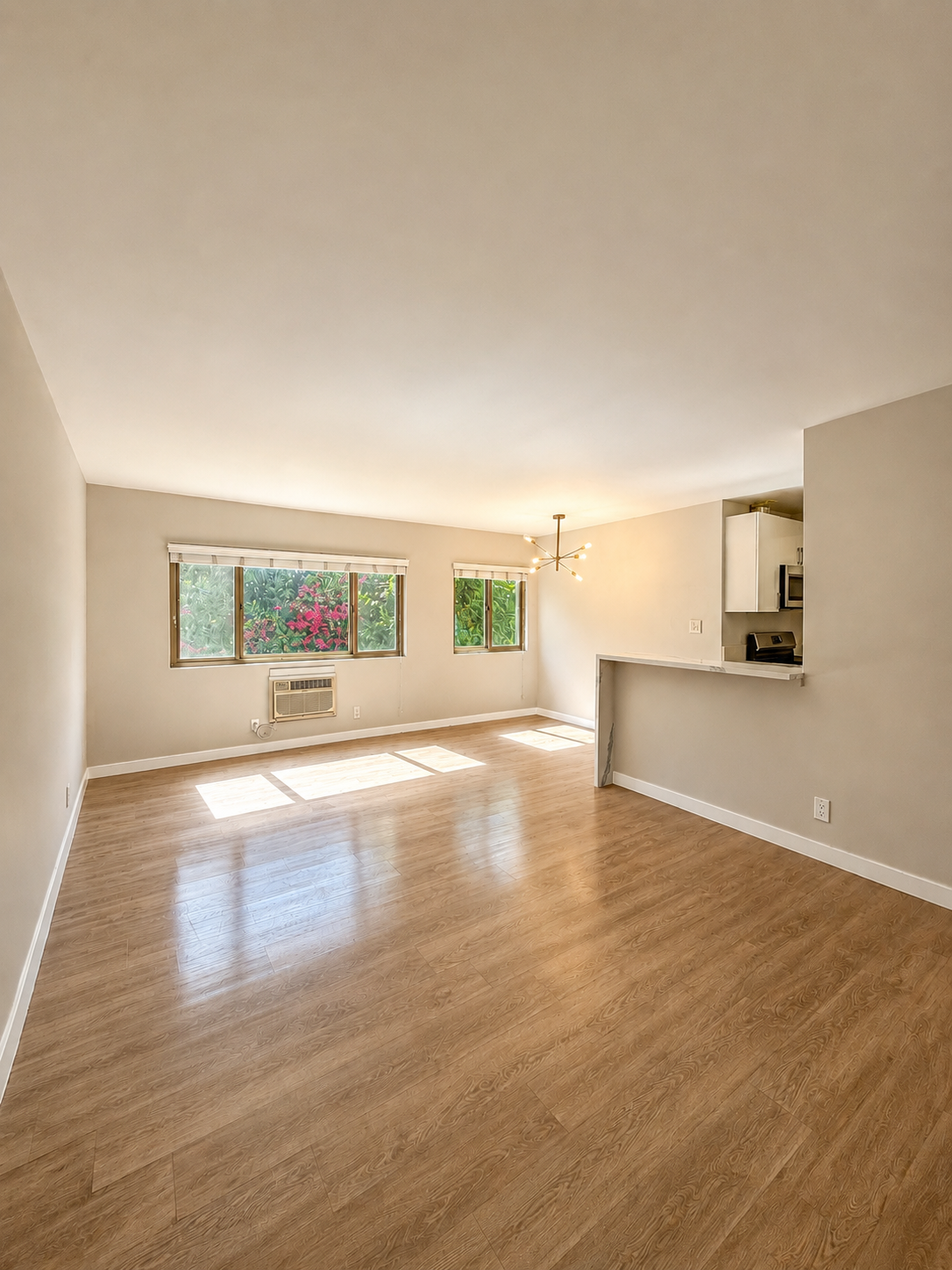 2 bedroom apartment with pool, pet friendly in 4957 Kester Ave, Unit 5 Los Angeles, CA 91403 — photo 2