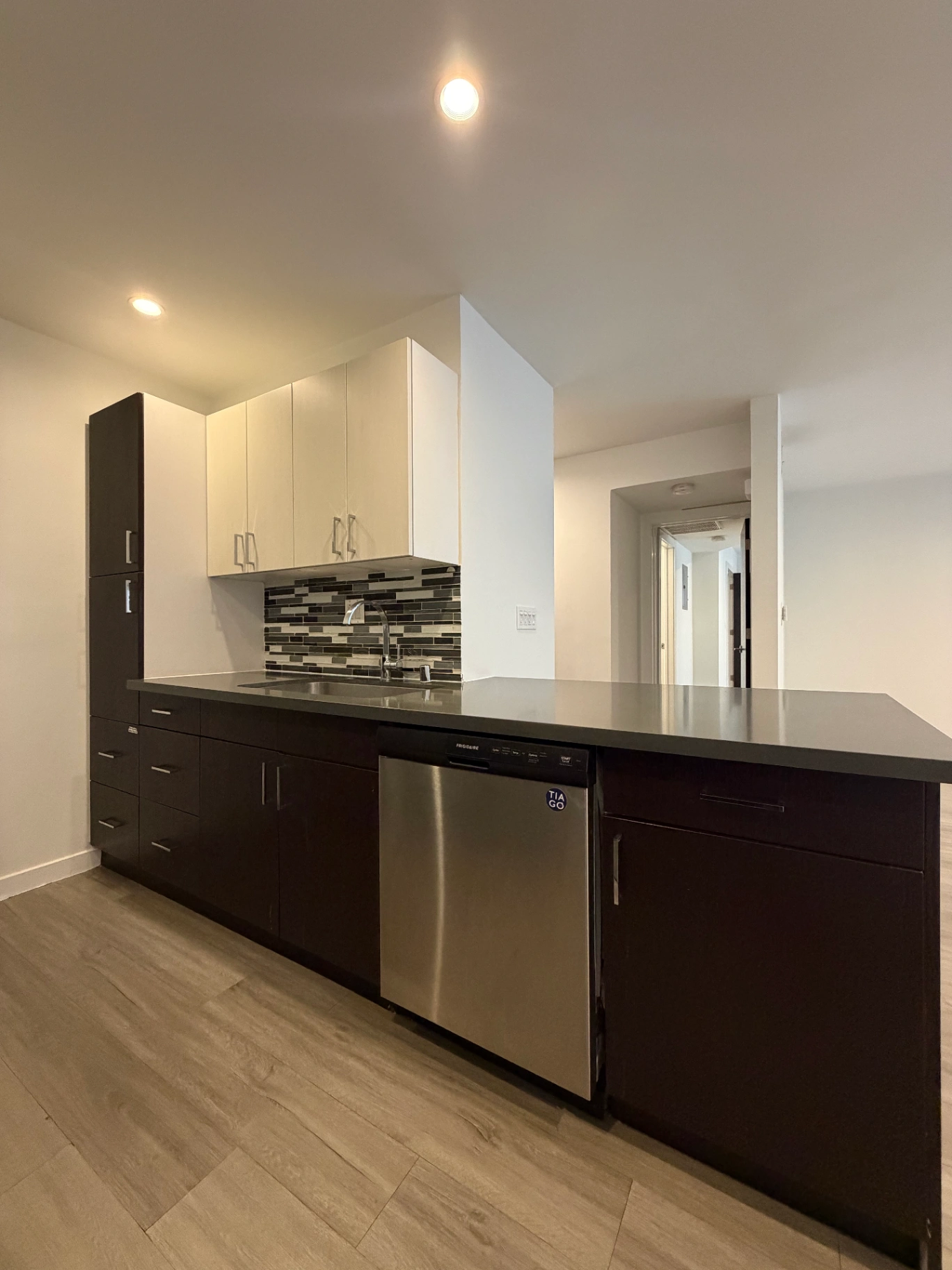 2 bedroom apartment with balcony and gym, pet friendly in 7224 Hillside Ave, Unit 17 Los Angeles, CA 90046 — photo 2