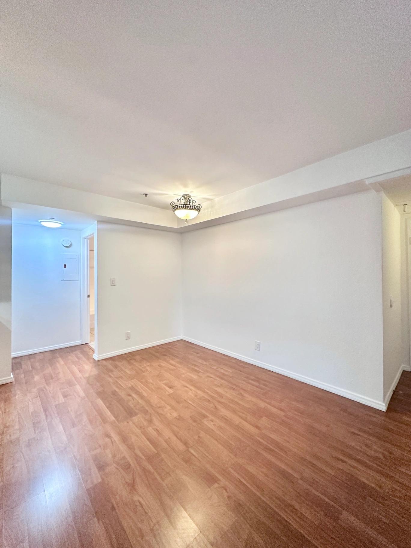 2 bedroom apartment with balcony, pet friendly in 8722 Burton Way, Unit 110 Los Angeles, CA 90048 — photo 4