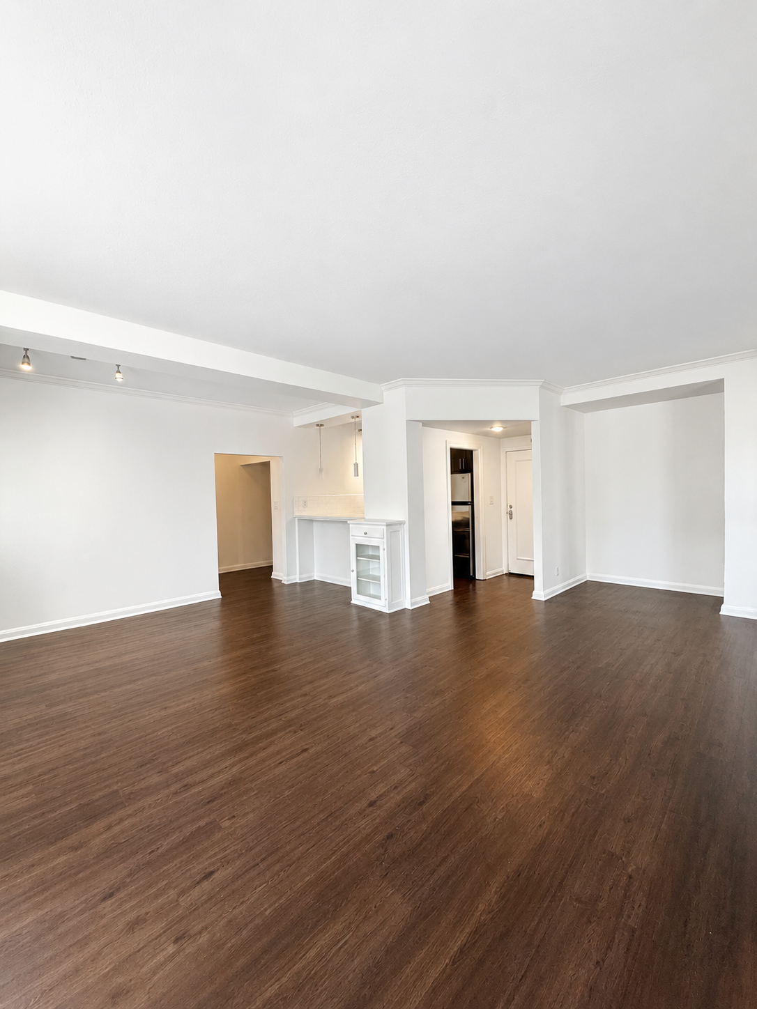 2 bedroom apartment, pet friendly in 6200 Franklin Ave, Unit 101 Los Angeles, CA 90028 — photo 2