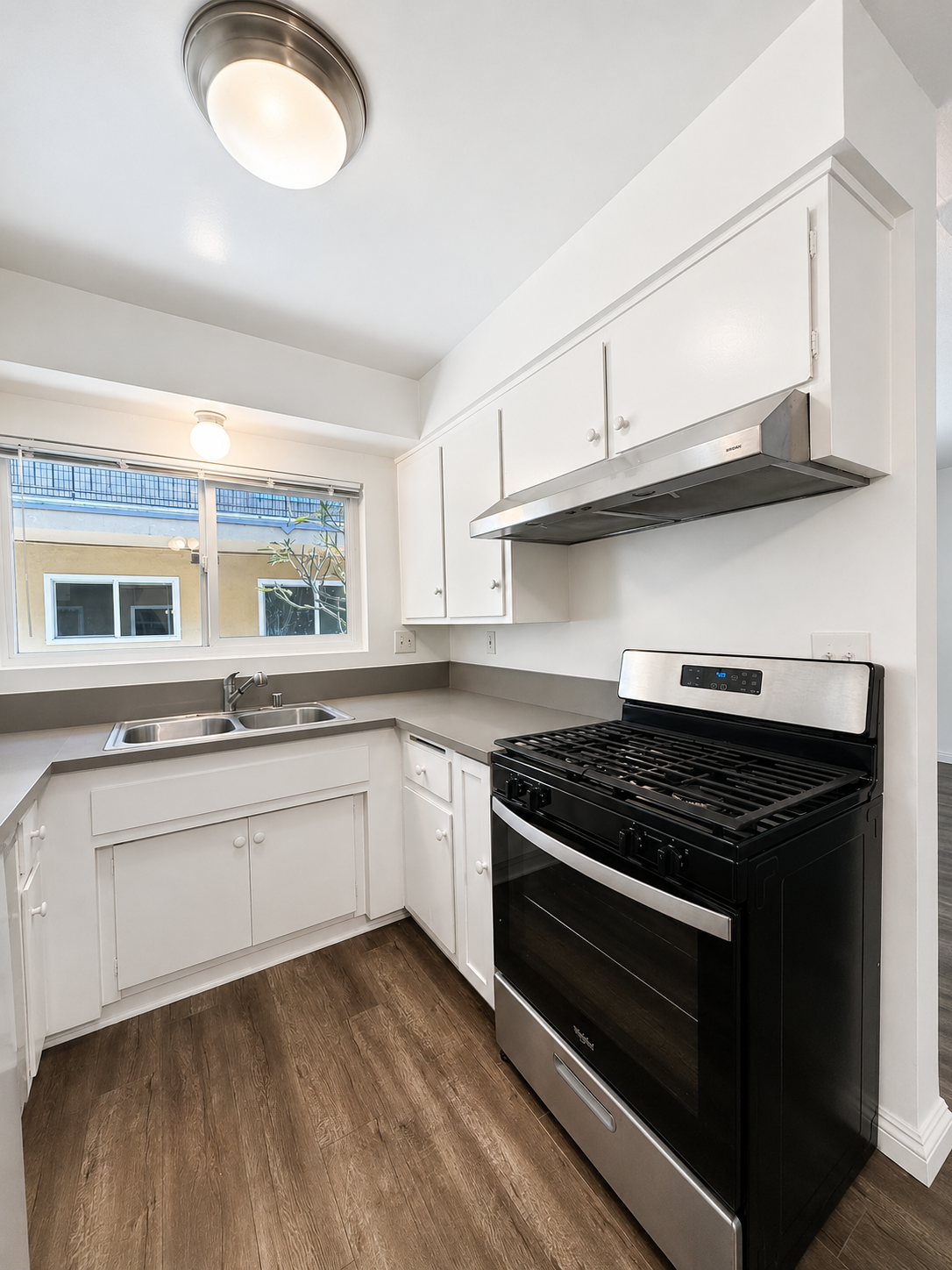 1 bedroom apartment with pool and balcony, pet friendly in 1300 Laurel Ave, Unit 11 West Hollywood, CA 90046 β photo 5