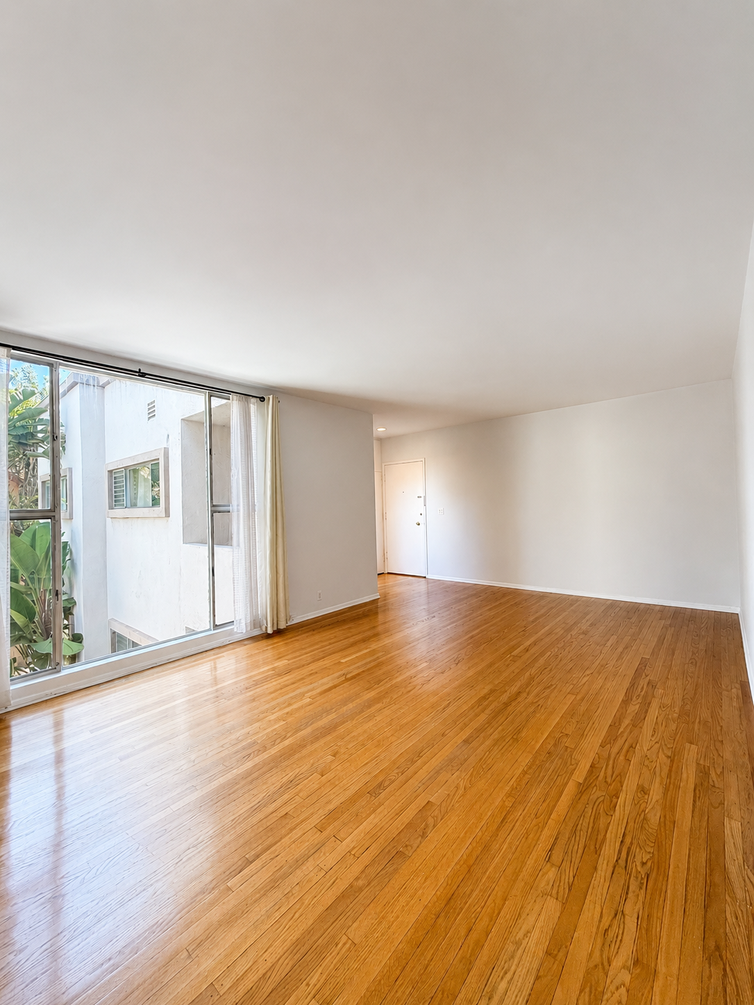 2 bedroom apartment with balcony and pool, pet friendly in 1530 Laurel Ave, Unit 9 Los Angeles, CA 90046 — photo 2