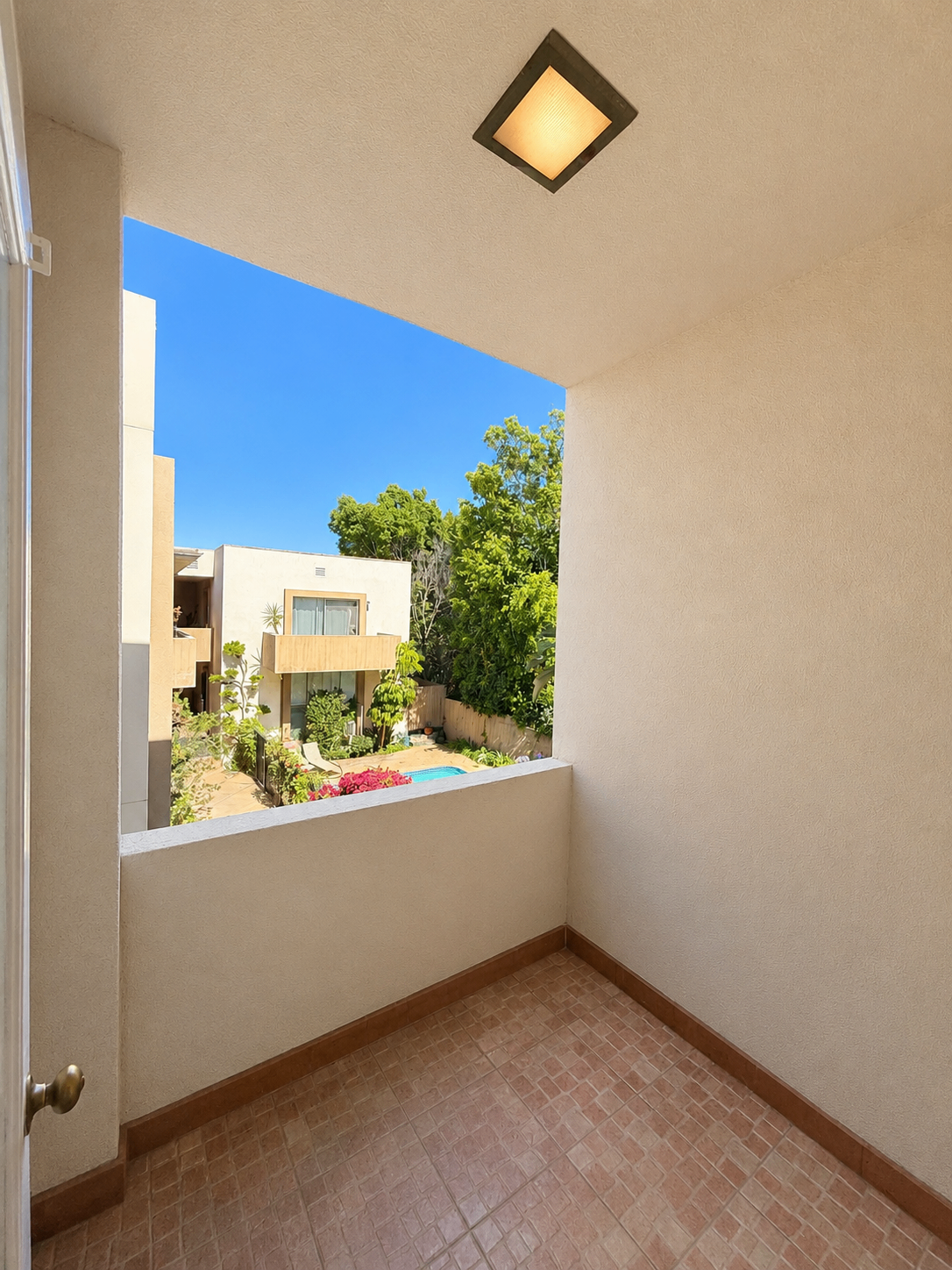 2 bedroom apartment with balcony and pool, pet friendly in 1530 Laurel Ave, Unit 9 Los Angeles, CA 90046 — photo 15