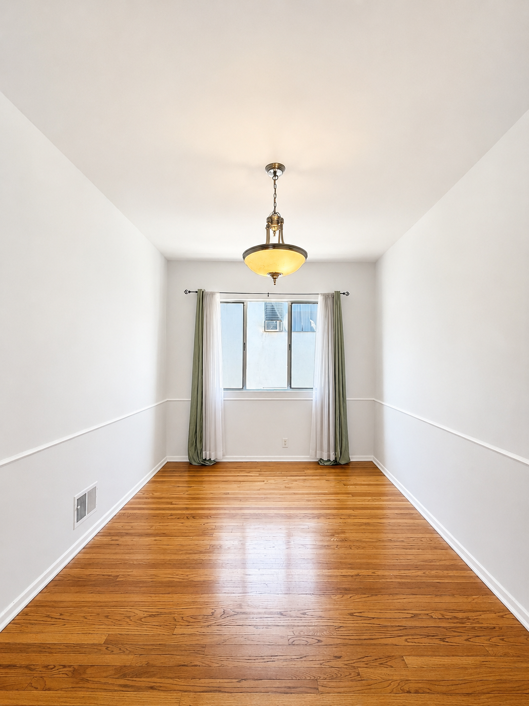 2 bedroom apartment with balcony and pool, pet friendly in 1530 Laurel Ave, Unit 9 Los Angeles, CA 90046 — photo 11