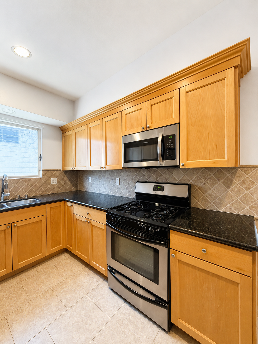 2 bedroom apartment with balcony and pool, pet friendly in 1530 Laurel Ave, Unit 9 Los Angeles, CA 90046 — photo 6