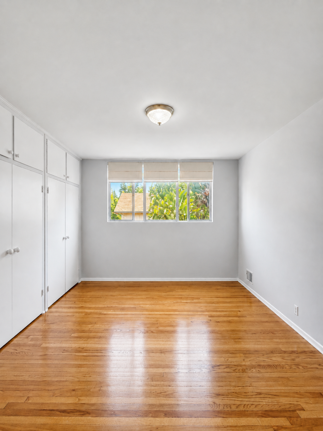 2 bedroom apartment with balcony and pool, pet friendly in 1530 Laurel Ave, Unit 9 Los Angeles, CA 90046 — photo 12