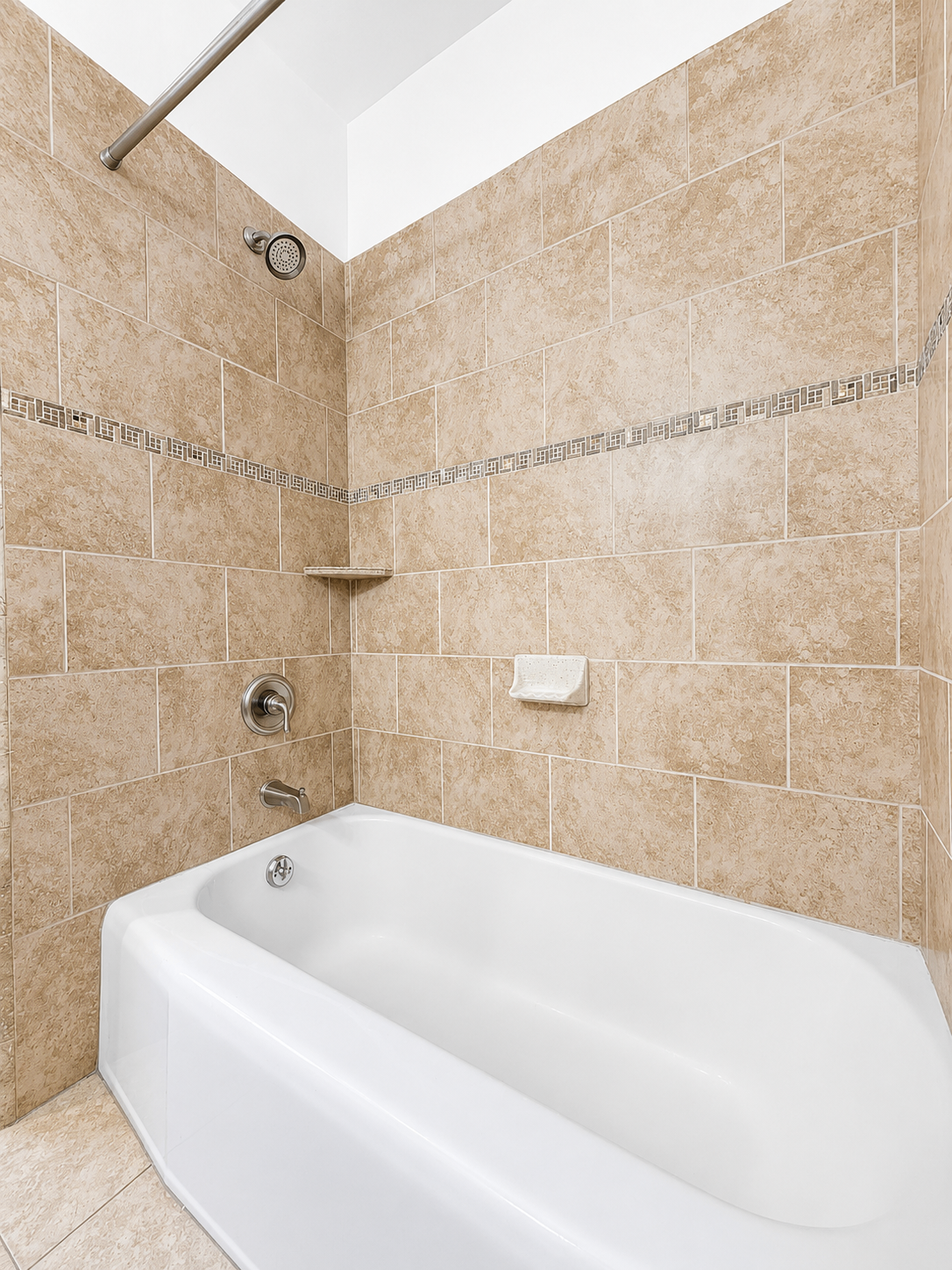 2 bedroom apartment with balcony and pool, pet friendly in 1530 Laurel Ave, Unit 9 Los Angeles, CA 90046 — photo 9