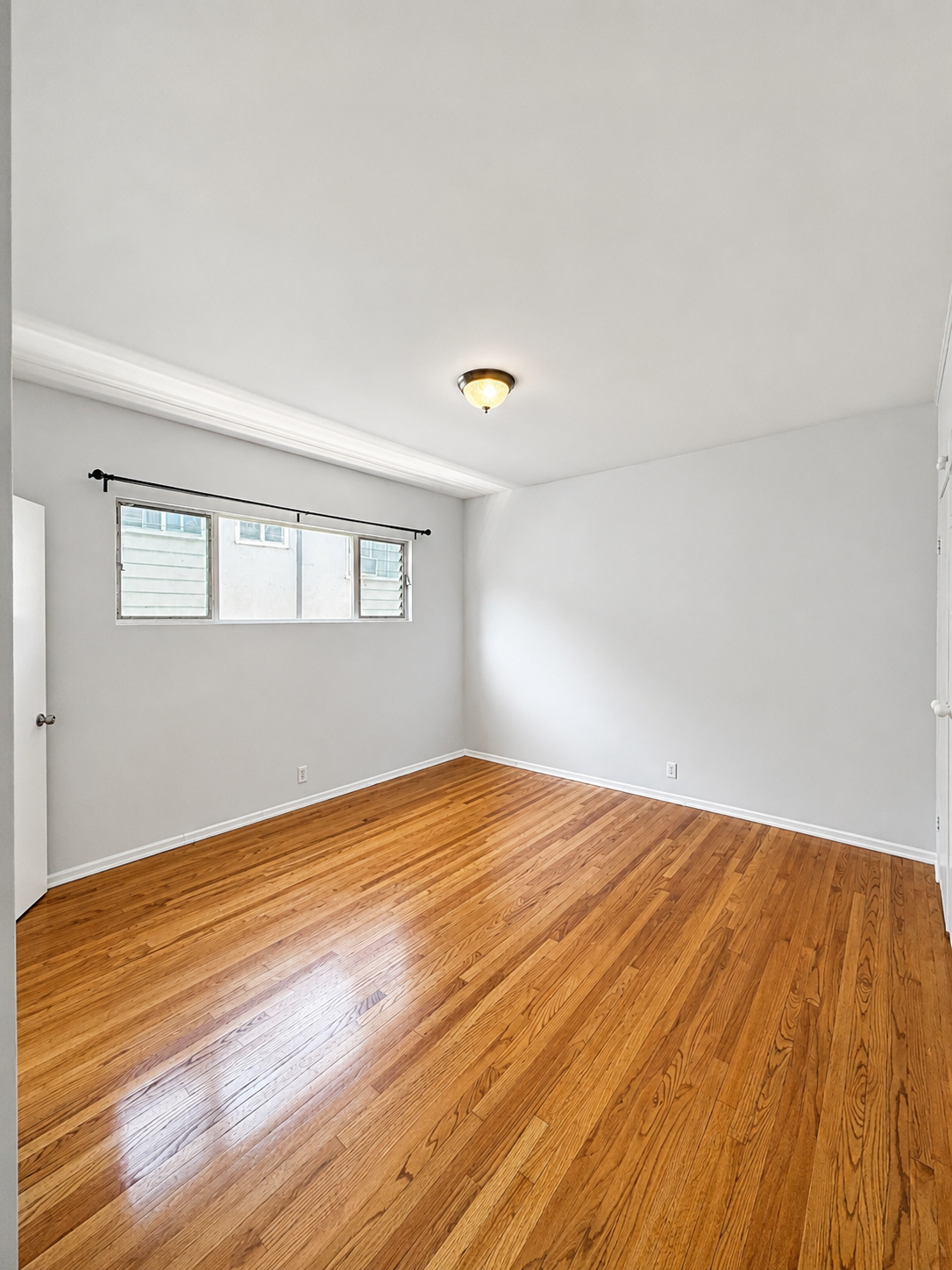 2 bedroom apartment with balcony and pool, pet friendly in 1530 Laurel Ave, Unit 9 Los Angeles, CA 90046 — photo 4