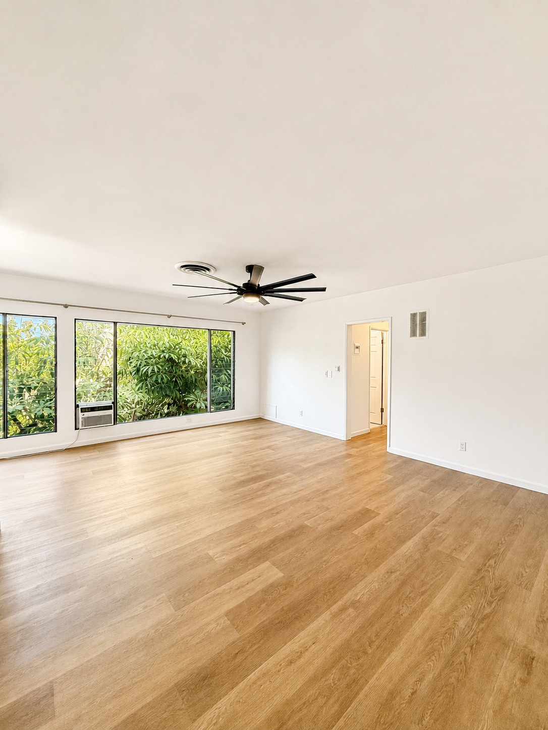 2 bedroom apartment with pool, pet friendly in 1845 Canyon Dr, Unit 11 Los Angeles, CA 90028 — photo 2