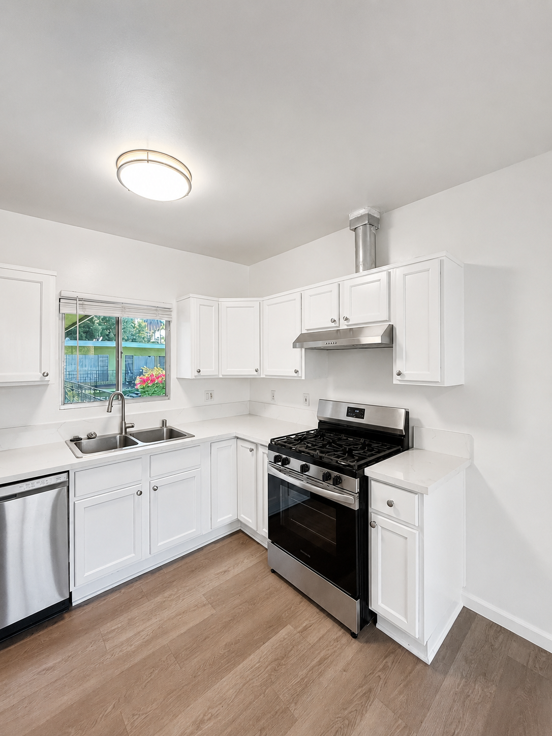 2 bedroom apartment with pool, pet friendly in 1845 Canyon Dr, Unit 11 Los Angeles, CA 90028 — photo 5