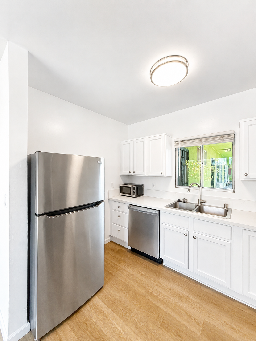 2 bedroom apartment with pool, pet friendly in 1845 Canyon Dr, Unit 11 Los Angeles, CA 90028 — photo 6