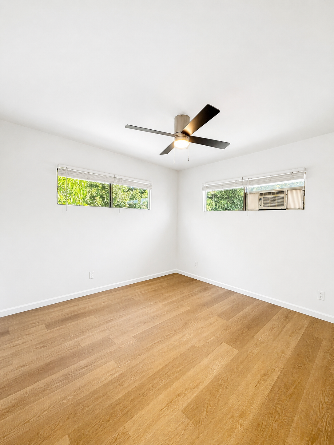 2 bedroom apartment with pool, pet friendly in 1845 Canyon Dr, Unit 11 Los Angeles, CA 90028 — photo 4