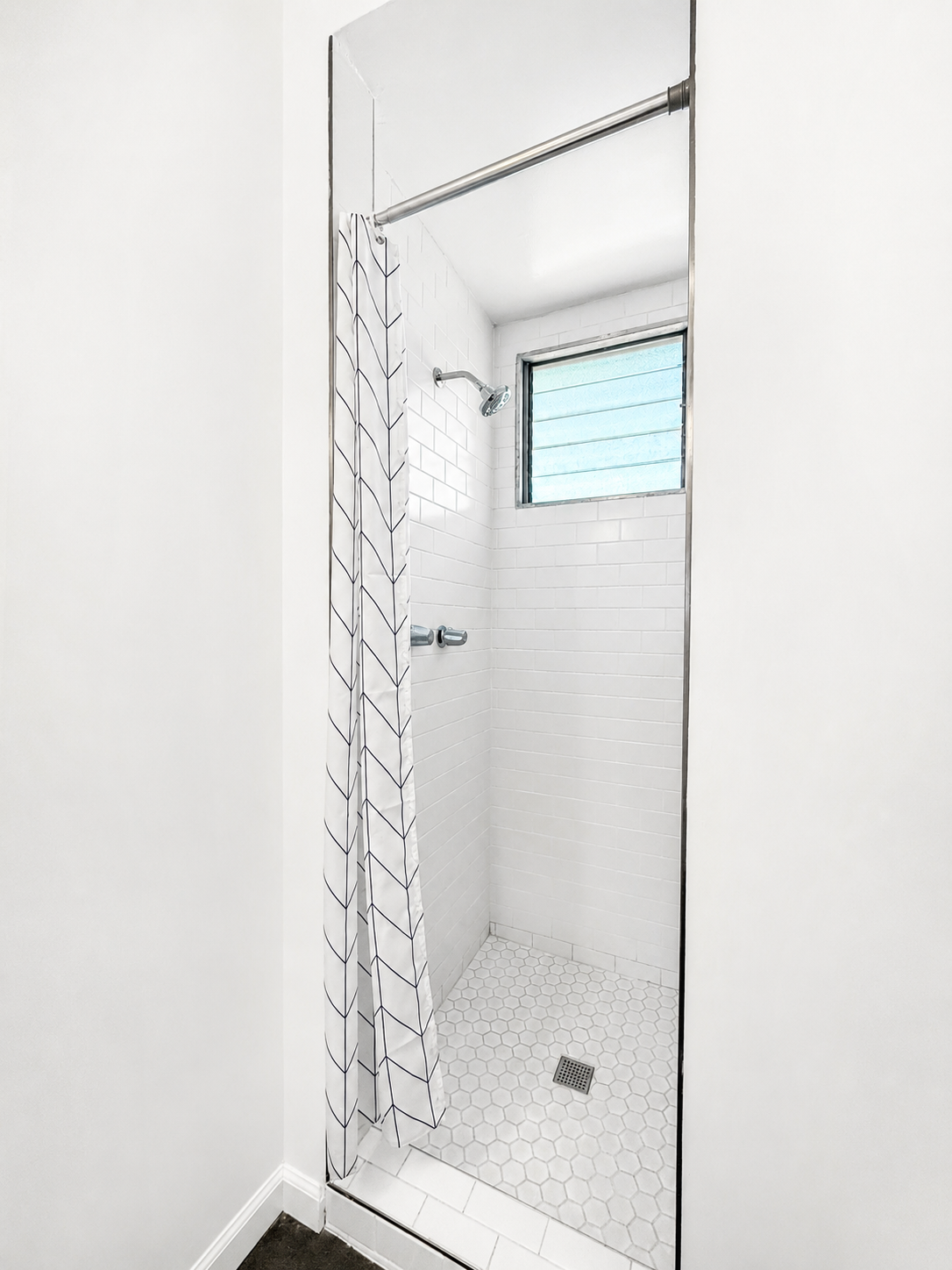 2 bedroom apartment with pool, pet friendly in 1845 Canyon Dr, Unit 11 Los Angeles, CA 90028 — photo 9