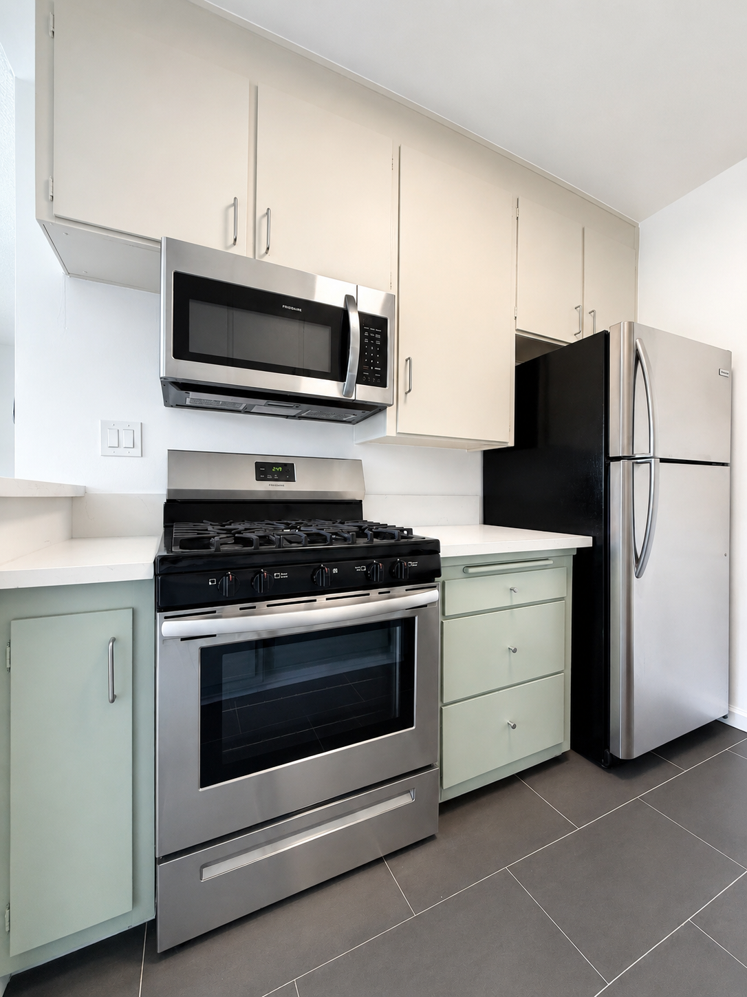 2 bedroom apartment with pool, pet friendly in 1845 Canyon Dr, Unit 12 Los Angeles, CA 90028 — photo 6
