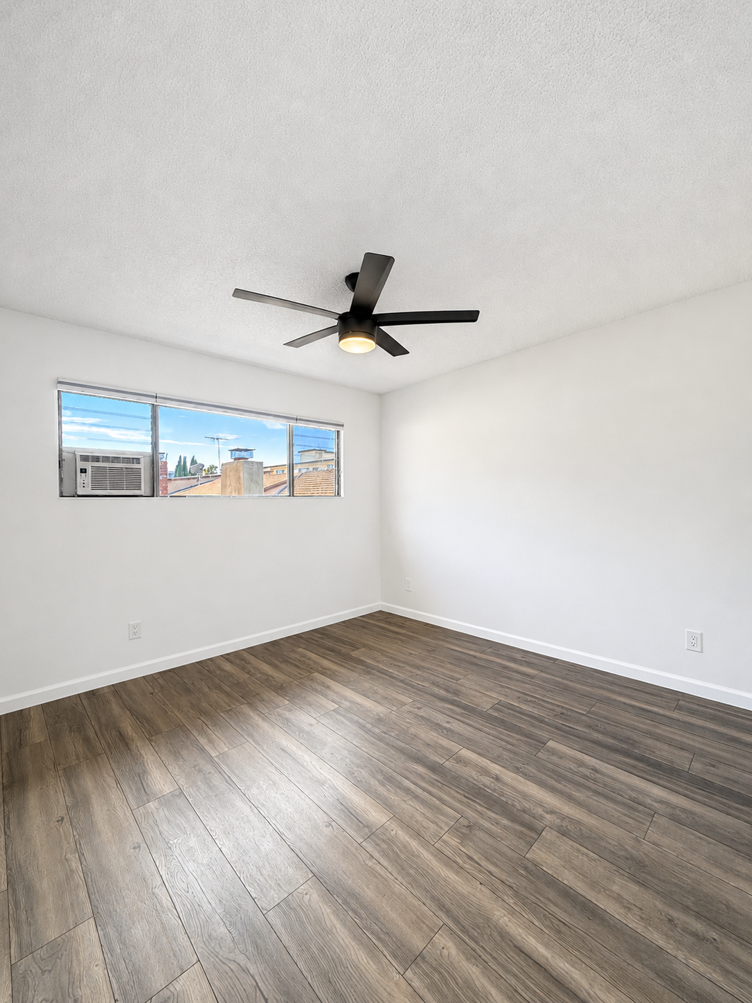 2 bedroom apartment with pool, pet friendly in 1845 Canyon Dr, Unit 12 Los Angeles, CA 90028 — photo 4