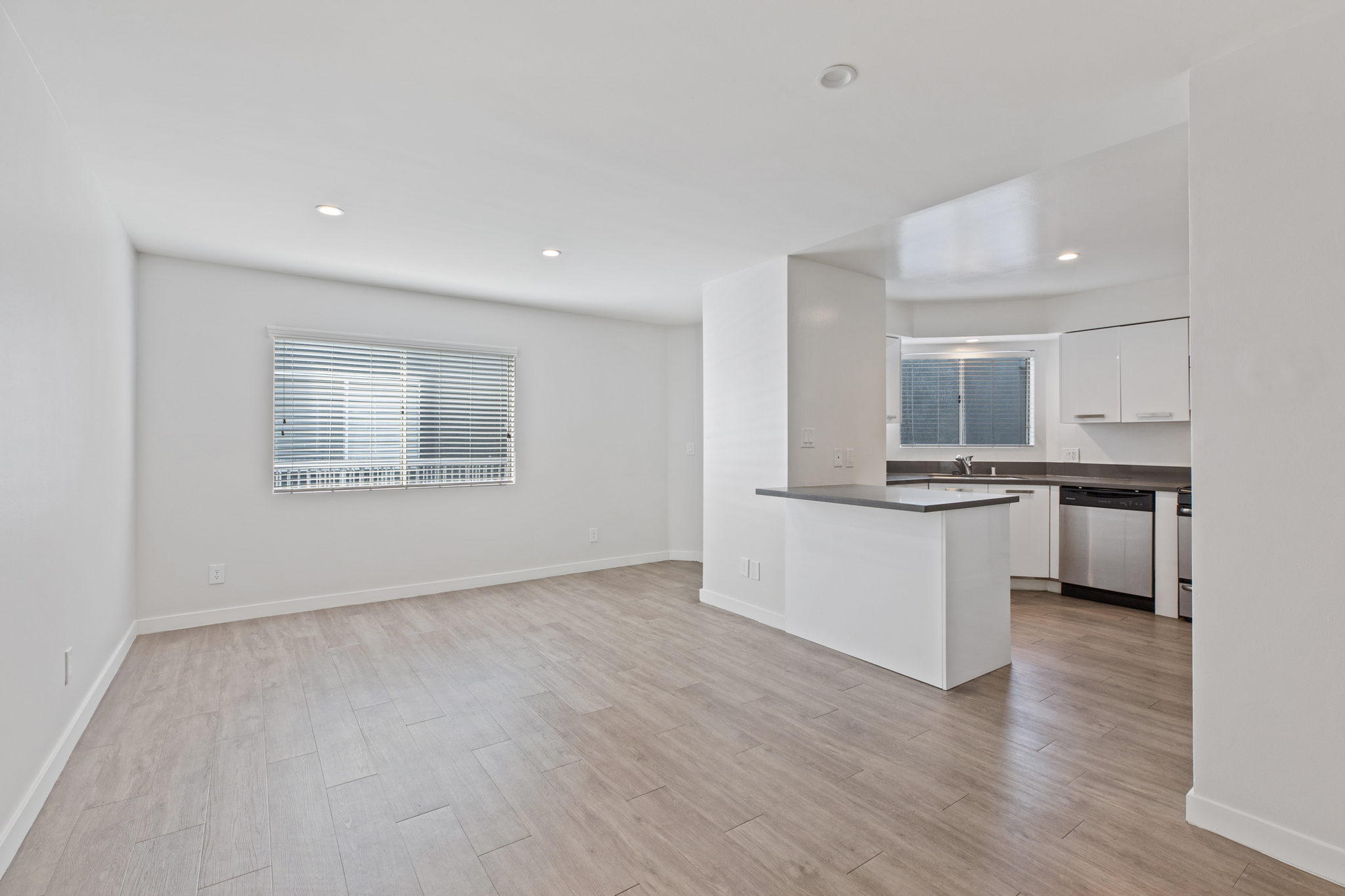 2 bedroom apartment with balcony, pet friendly in 810 Crenshaw Blvd, Unit 17 Los Angeles, CA 90005 — photo 11