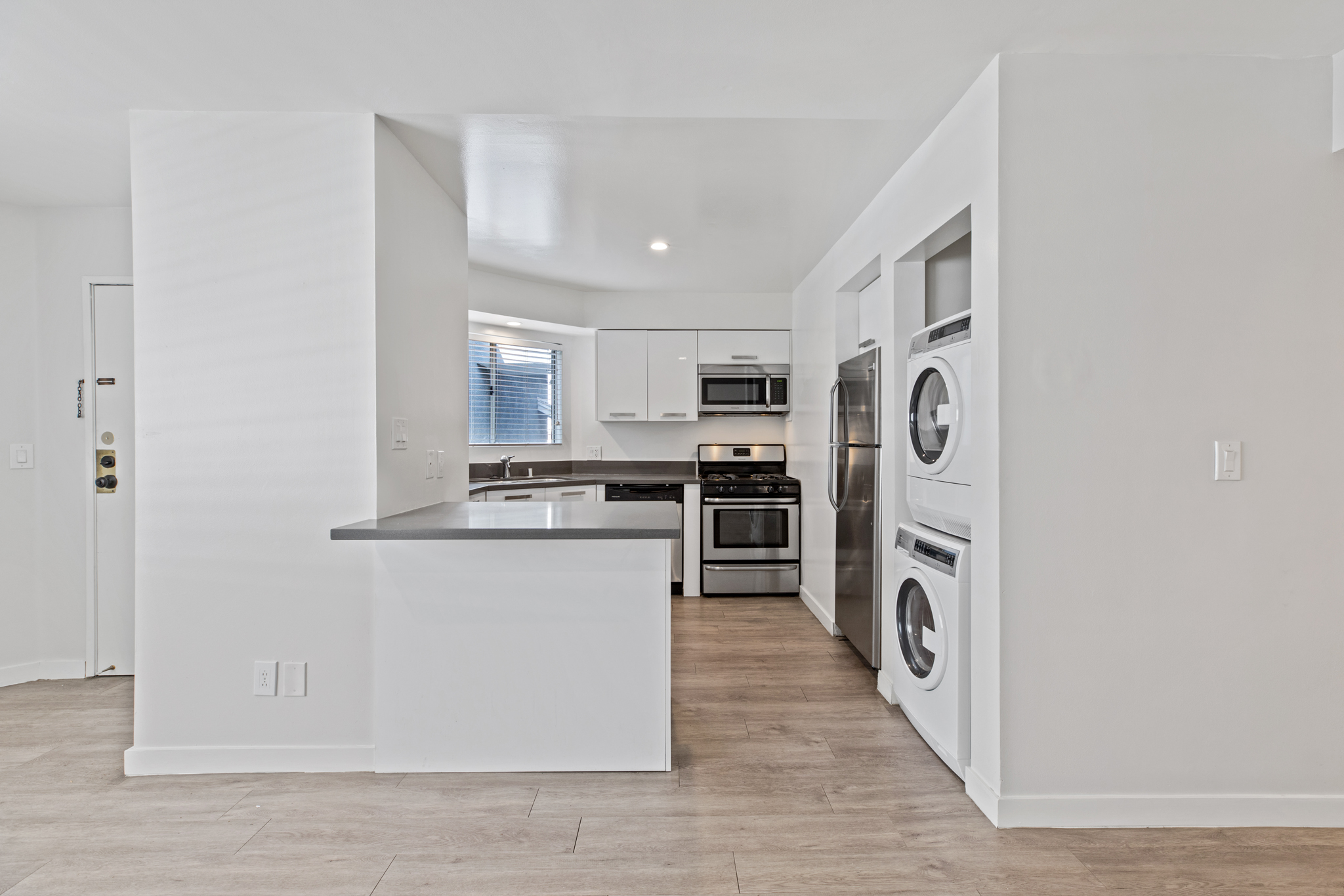 2 bedroom apartment with balcony, pet friendly in 810 Crenshaw Blvd, Unit 17 Los Angeles, CA 90005 — photo 5