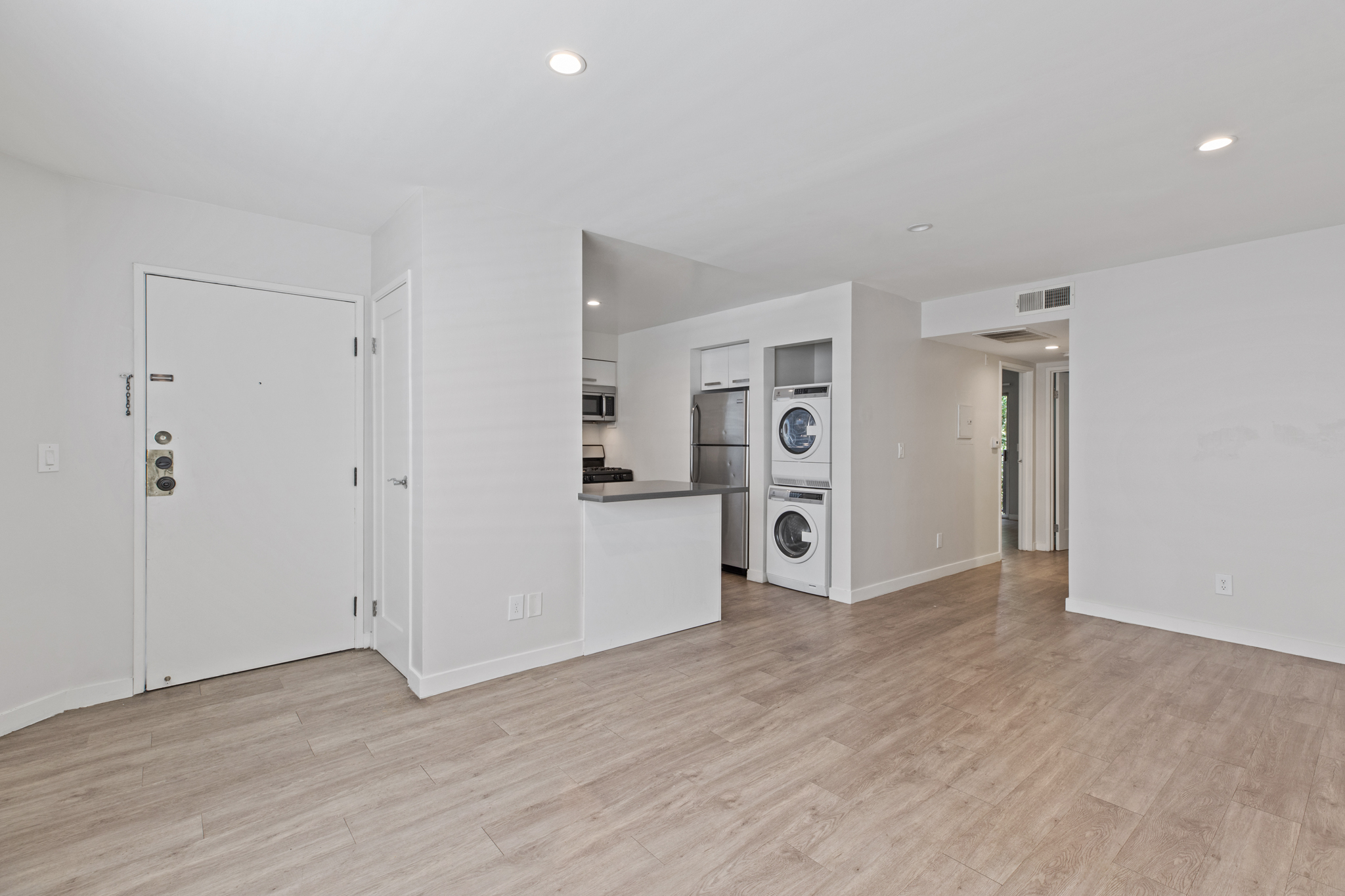 2 bedroom apartment with balcony, pet friendly in 810 Crenshaw Blvd, Unit 17 Los Angeles, CA 90005 — photo 6
