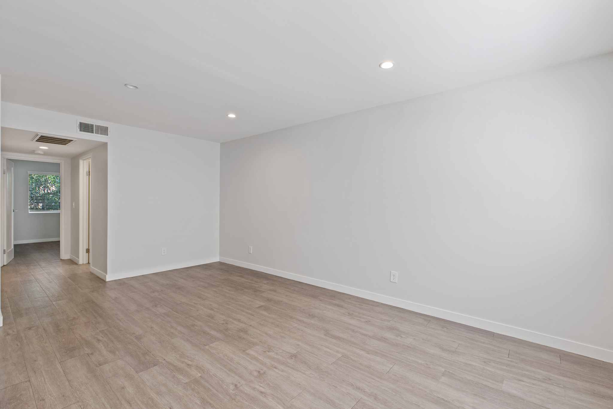 2 bedroom apartment with balcony, pet friendly in 810 Crenshaw Blvd, Unit 17 Los Angeles, CA 90005 — photo 12