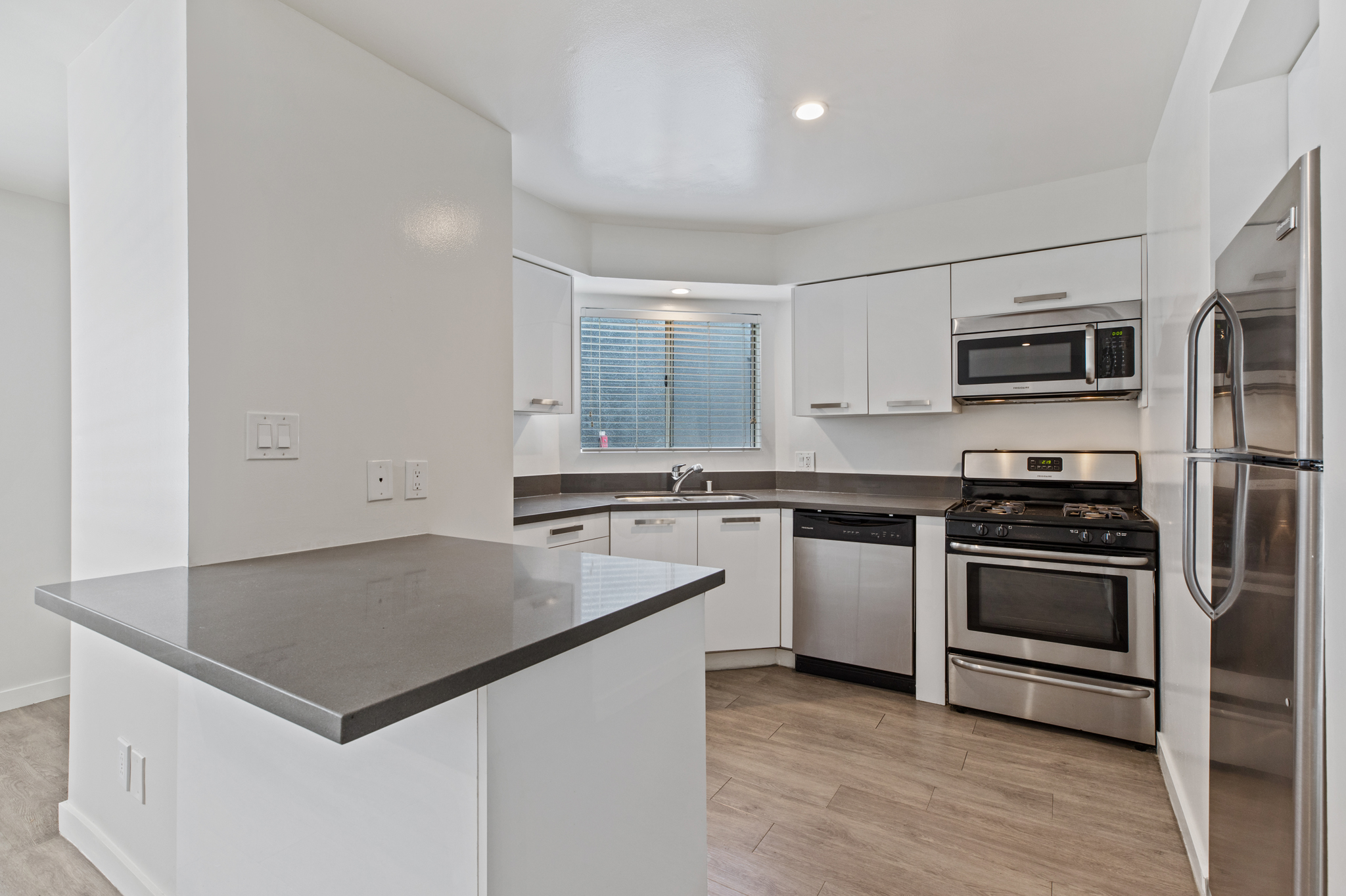 2 bedroom apartment with balcony, pet friendly in 810 Crenshaw Blvd, Unit 17 Los Angeles, CA 90005 — photo 3