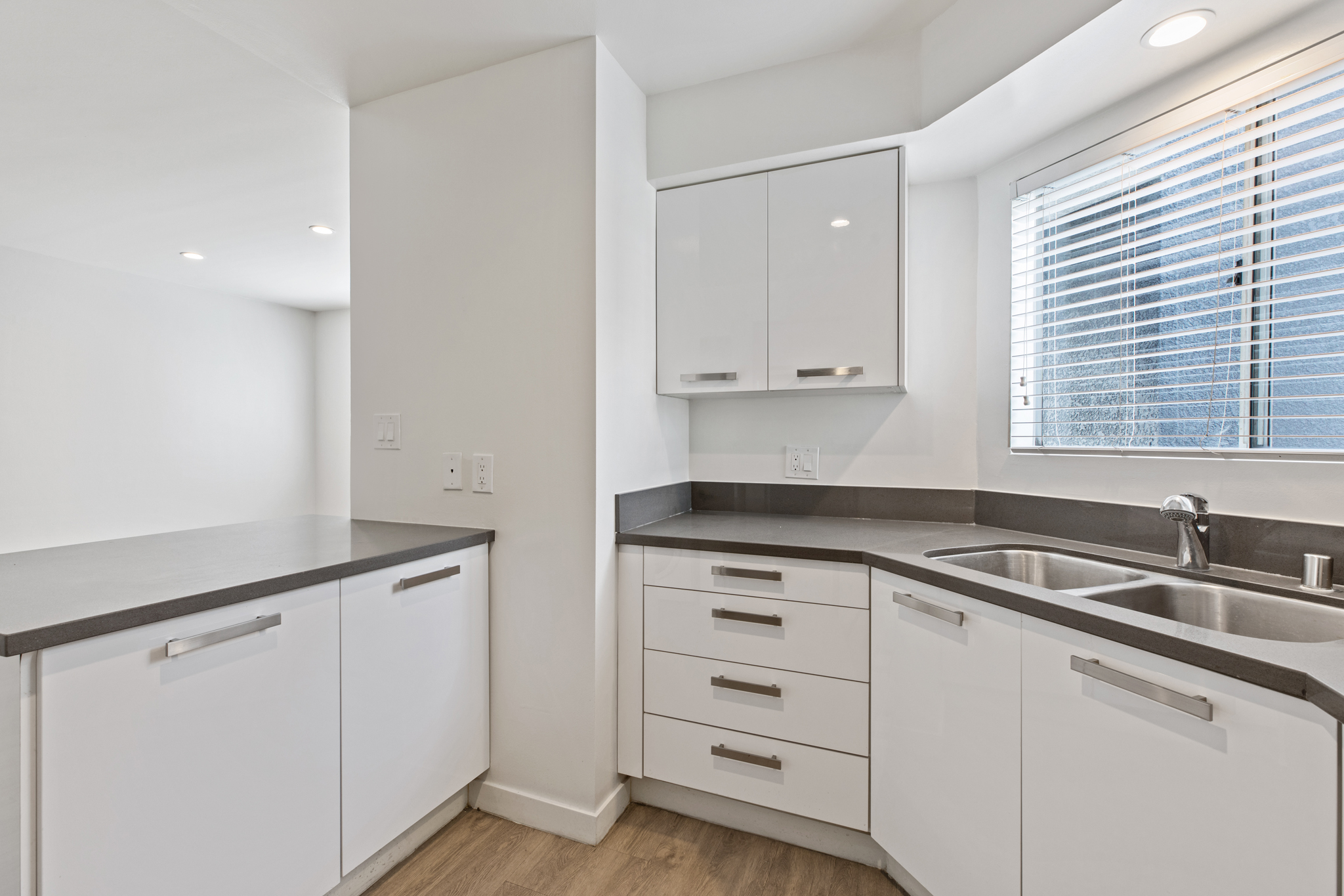 2 bedroom apartment with balcony, pet friendly in 810 Crenshaw Blvd, Unit 17 Los Angeles, CA 90005 — photo 4