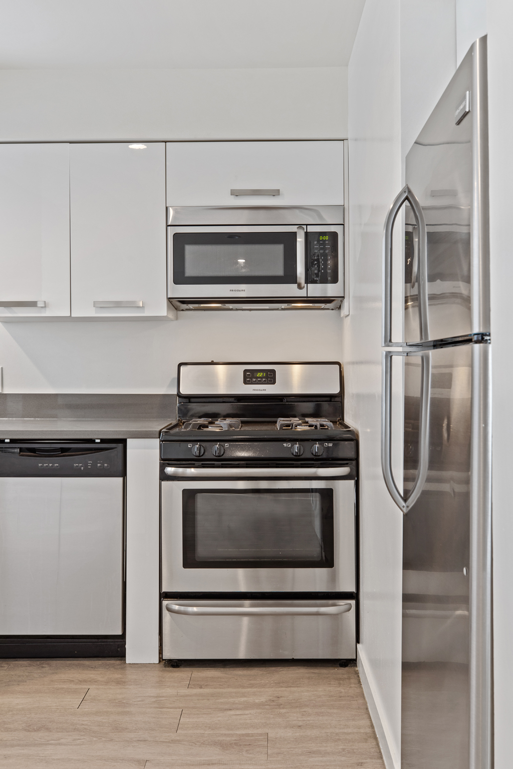 2 bedroom apartment with balcony, pet friendly in 810 Crenshaw Blvd, Unit 17 Los Angeles, CA 90005 — photo 2