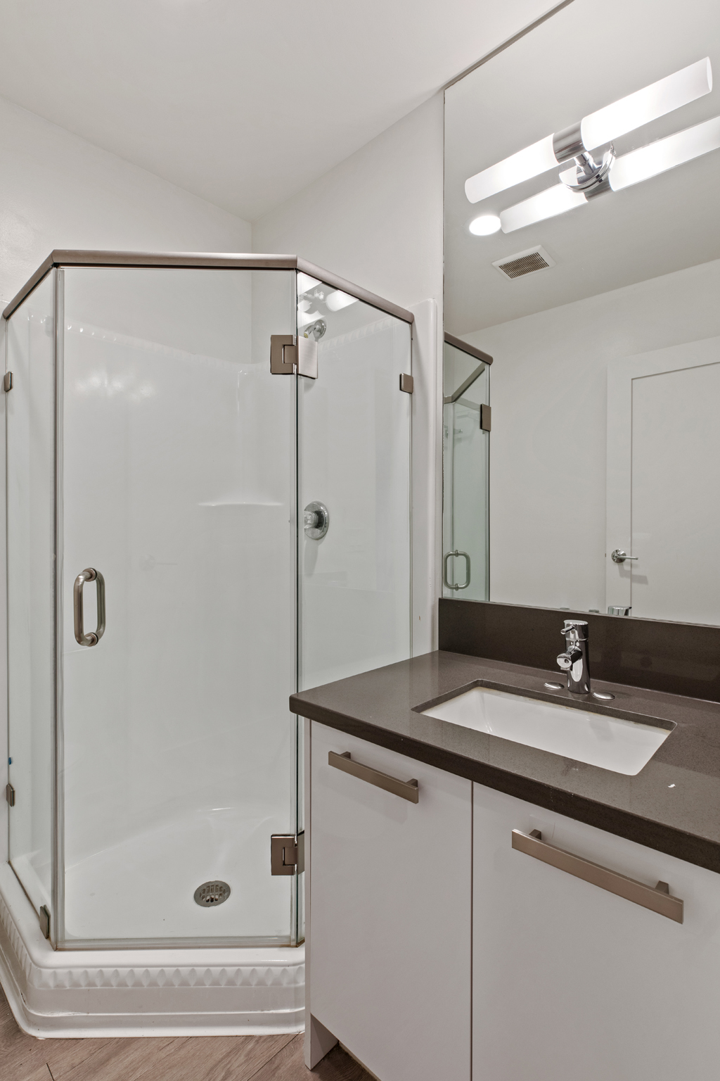 2 bedroom apartment with balcony, pet friendly in 810 Crenshaw Blvd, Unit 17 Los Angeles, CA 90005 — photo 8
