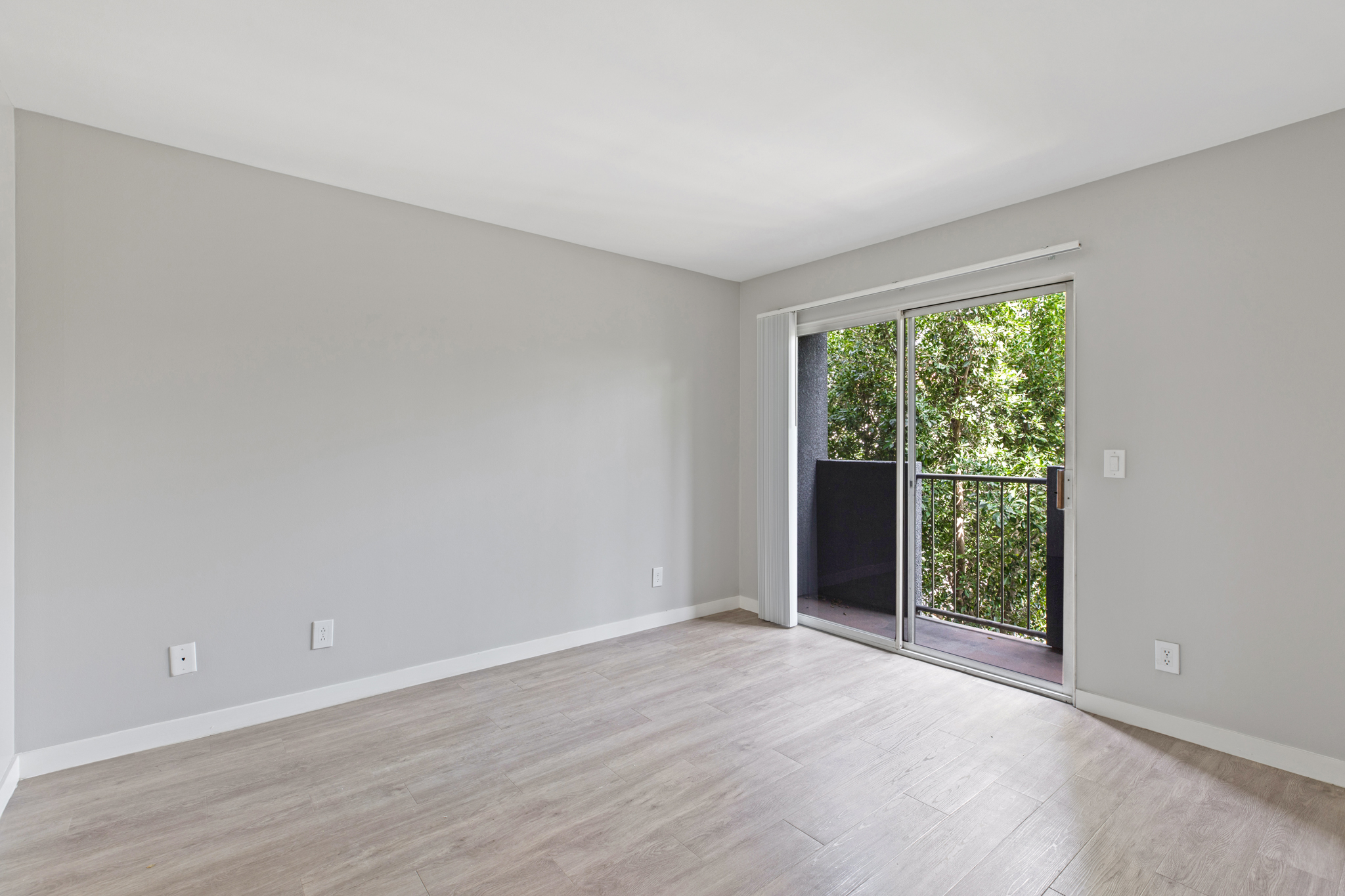 2 bedroom apartment with balcony, pet friendly in 810 Crenshaw Blvd, Unit 17 Los Angeles, CA 90005 — photo 17