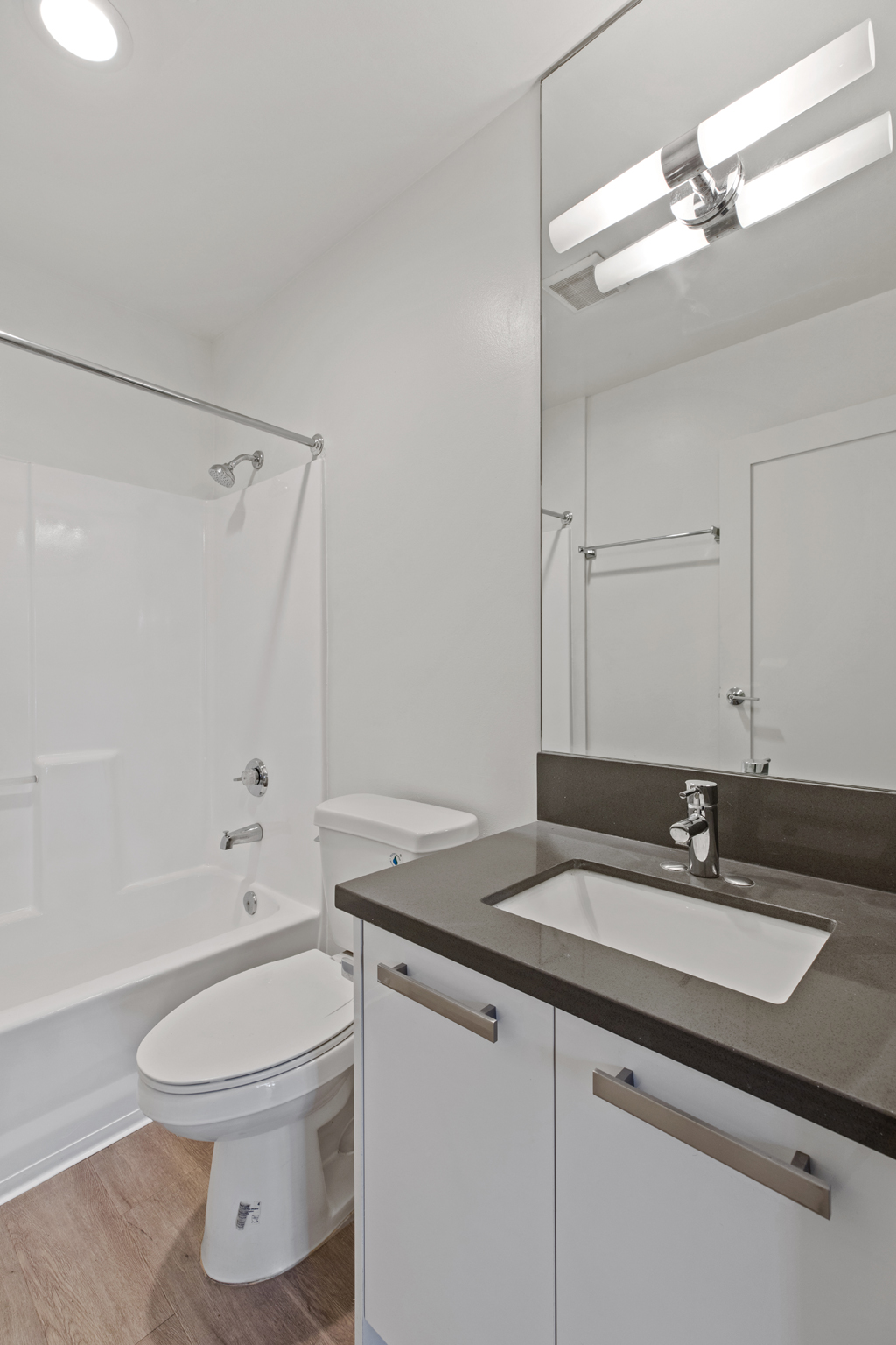 2 bedroom apartment with balcony, pet friendly in 810 Crenshaw Blvd, Unit 17 Los Angeles, CA 90005 — photo 7