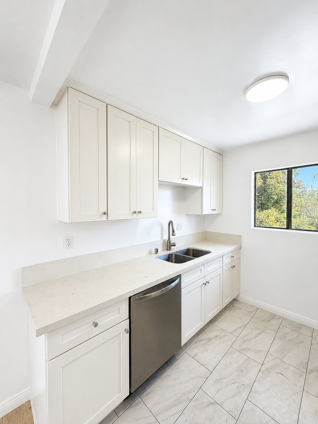 2 bedroom apartment with balcony, pet friendly in 1217 S Ogden Dr, Unit 5 Los Angeles, CA 90019 — photo 6