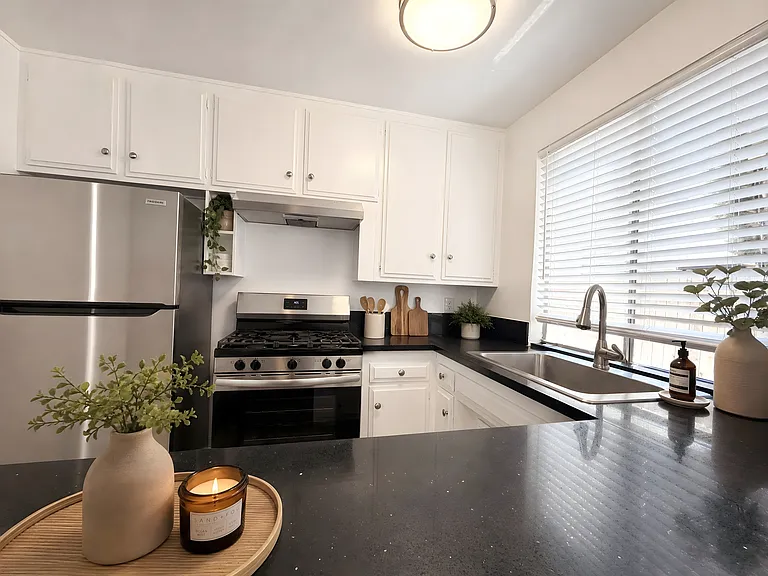 2 bedroom apartment, pet friendly in 10707 Landale St, Unit 1 Los Angeles, CA 91602 — photo 3