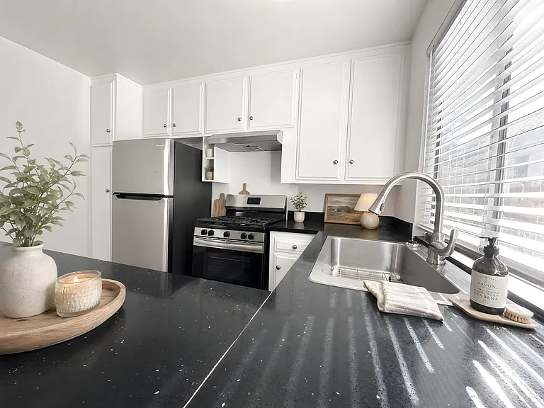 2 bedroom apartment, pet friendly in 10707 Landale St, Unit 1 Los Angeles, CA 91602 — photo 5