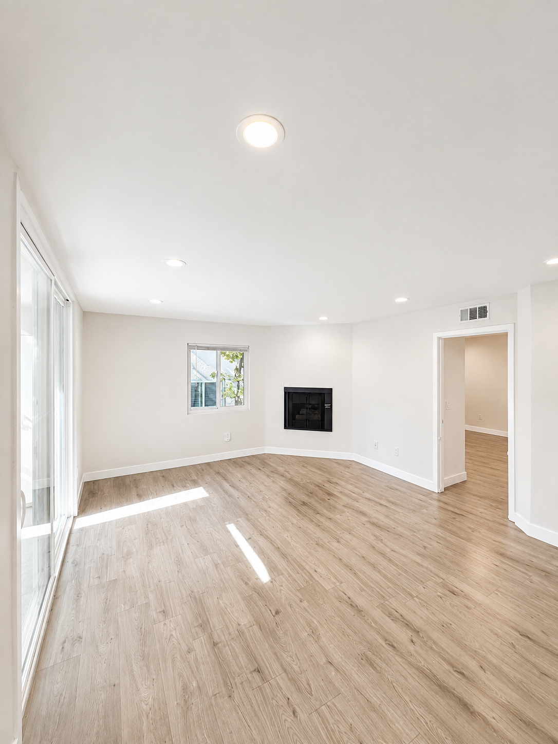 2 bedroom apartment with balcony, pet friendly in 1943 Tamarind Ave, Unit 104 Los Angeles, CA 90068 Los Angeles, CA 90028 — photo 2