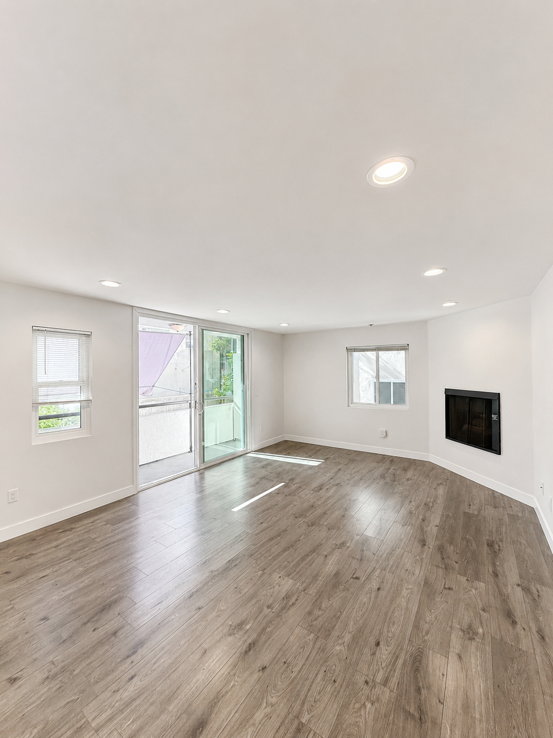 2 bedroom apartment with balcony, pet friendly in 1943 Tamarind Ave, Unit 104 Los Angeles, CA 90068 Los Angeles, CA 90028 — photo 9