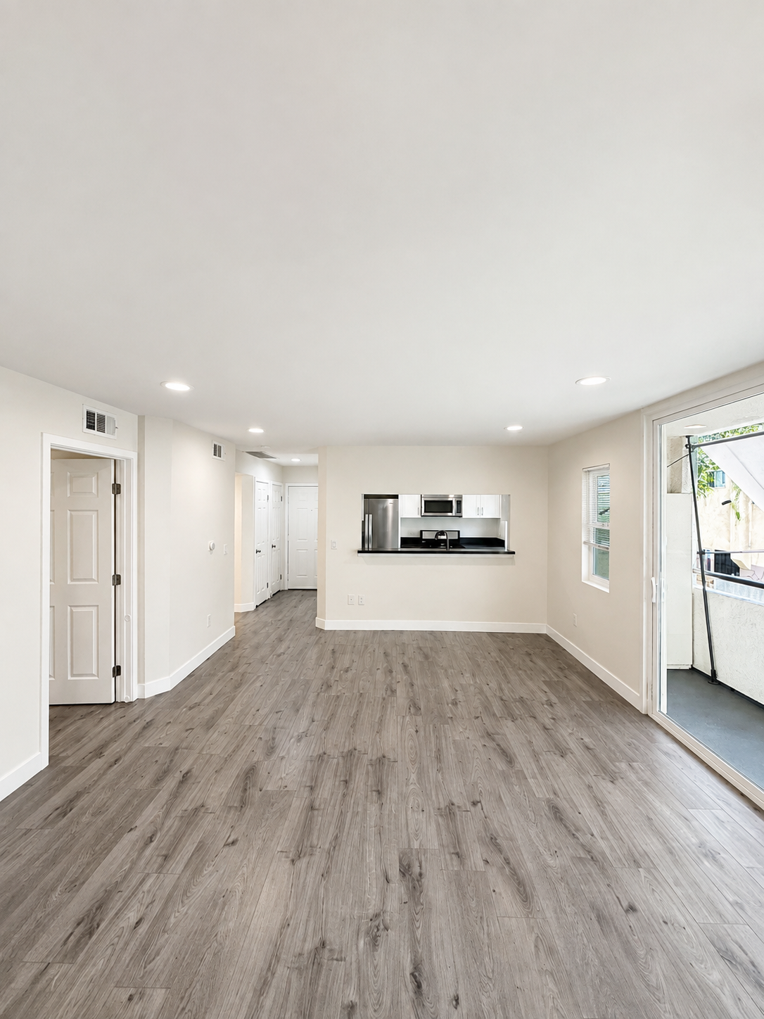 2 bedroom apartment with balcony, pet friendly in 1943 Tamarind Ave, Unit 104 Los Angeles, CA 90068 Los Angeles, CA 90028 — photo 10