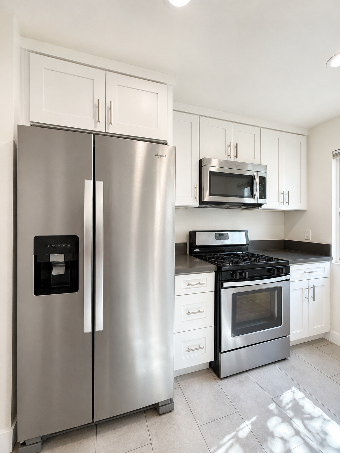 2 bedroom apartment with balcony, pet friendly in 1943 Tamarind Ave, Unit 104 Los Angeles, CA 90068 Los Angeles, CA 90028 — photo 5