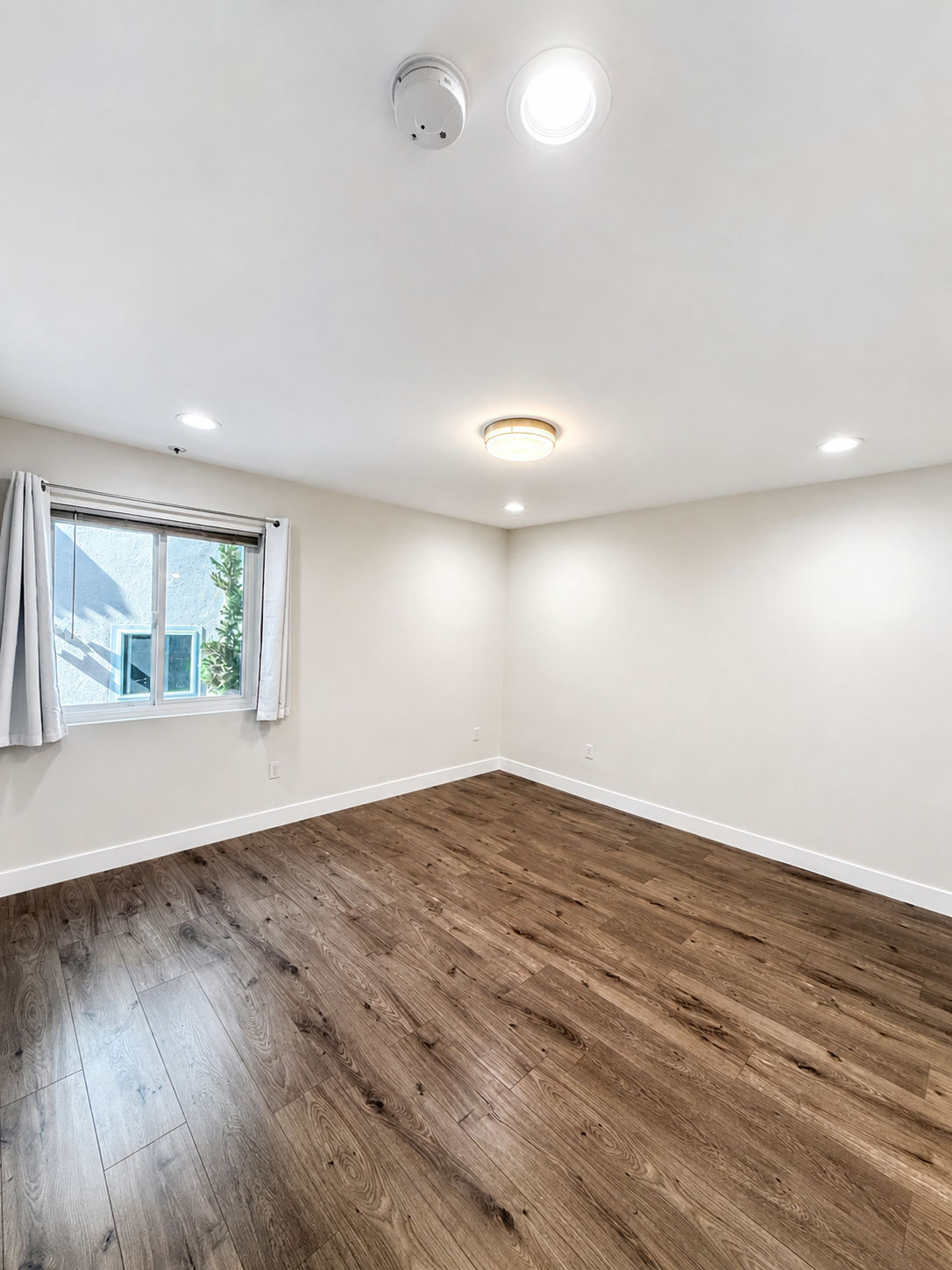 2 bedroom apartment with balcony, pet friendly in 1943 Tamarind Ave, Unit 104 Los Angeles, CA 90068 Los Angeles, CA 90028 — photo 12