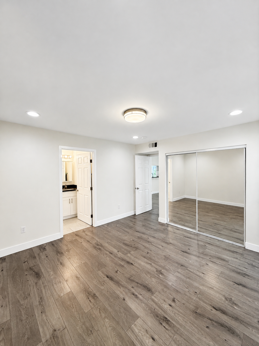2 bedroom apartment with balcony, pet friendly in 1943 Tamarind Ave, Unit 104 Los Angeles, CA 90068 Los Angeles, CA 90028 — photo 13