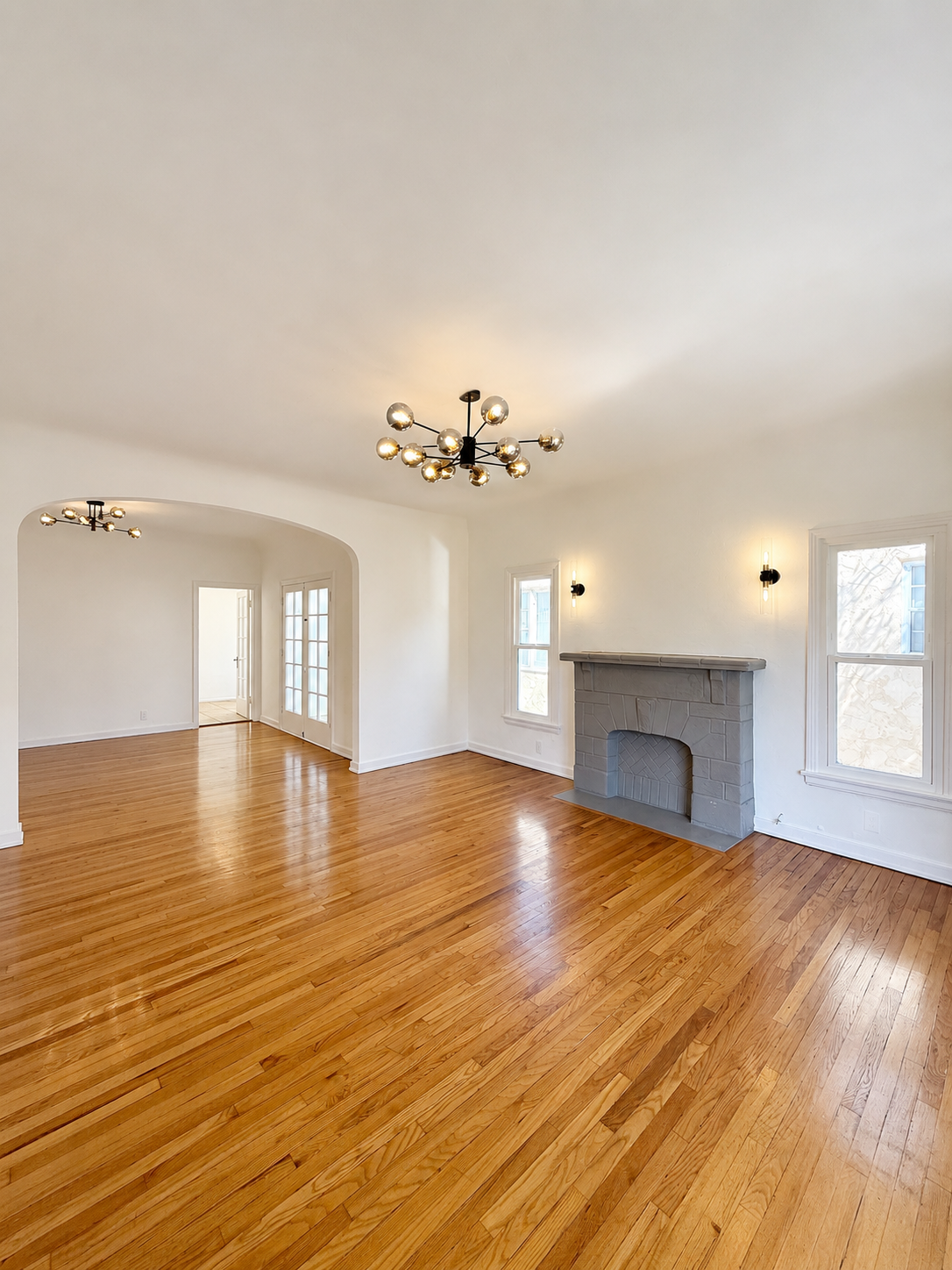2 bedroom apartment, pet friendly in 323 N Sierra Bonita Ave, Unit 1/2 Los Angeles, CA 90036 — photo 2