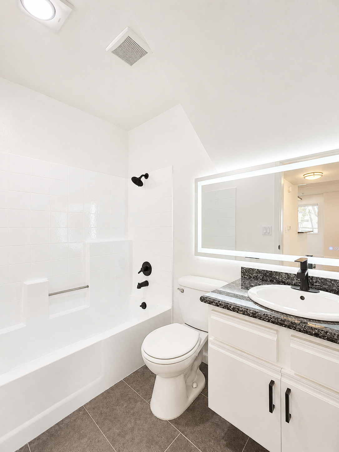 3 bedroom apartment with balcony, pet friendly in 11041 Hesby St, Unit 216 Los Angeles, CA 91601 — photo 8