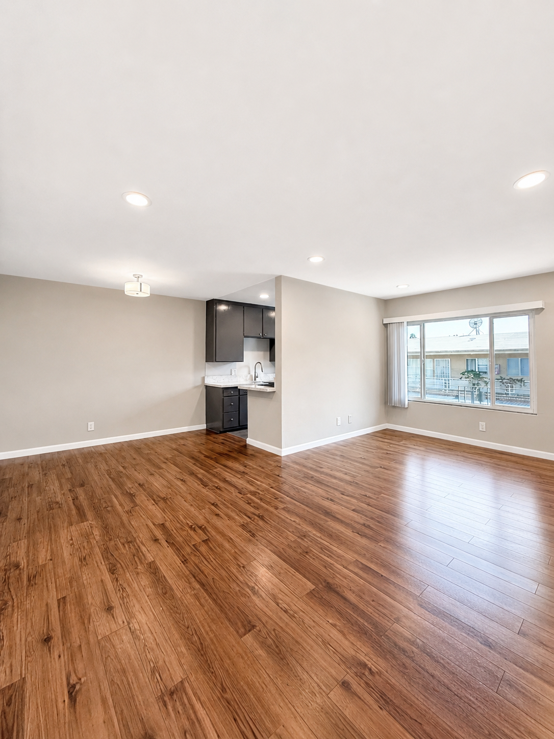 1 bedroom apartment, pet friendly in 7741 Romaine St, Unit 9 West Hollywood, CA 90046 — photo 2