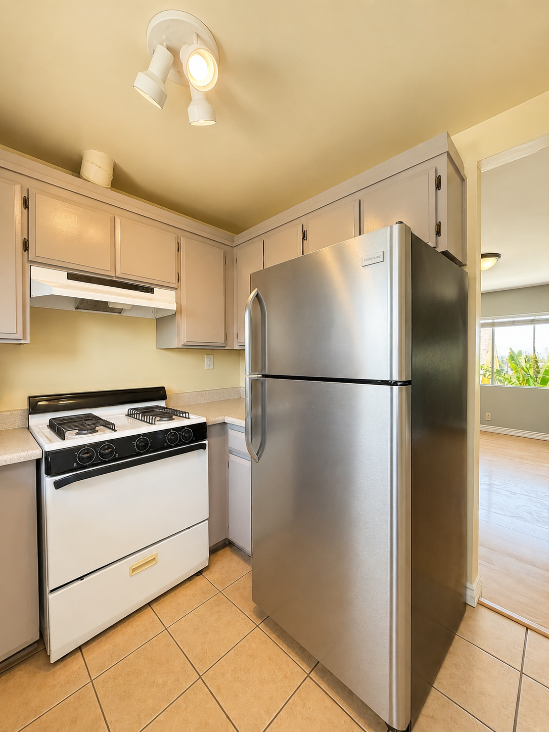 2 bedroom apartment, pet friendly in 2711 Bellevue Ave, Unit 5 Los Angeles, CA 90026 — photo 5