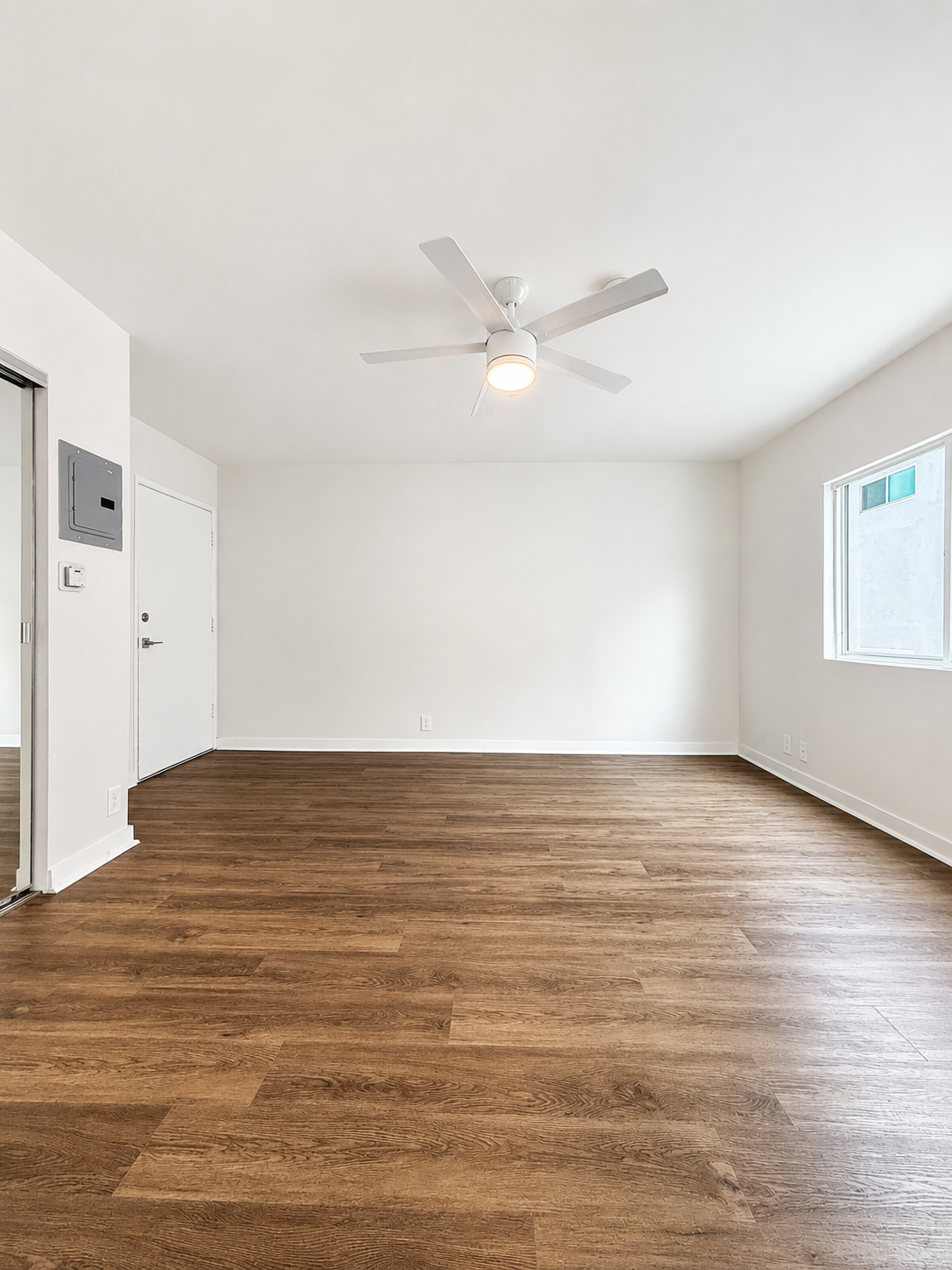 apartment, pet friendly in 1424 12th St, Unit J Santa Monica, CA 90401 — photo 2